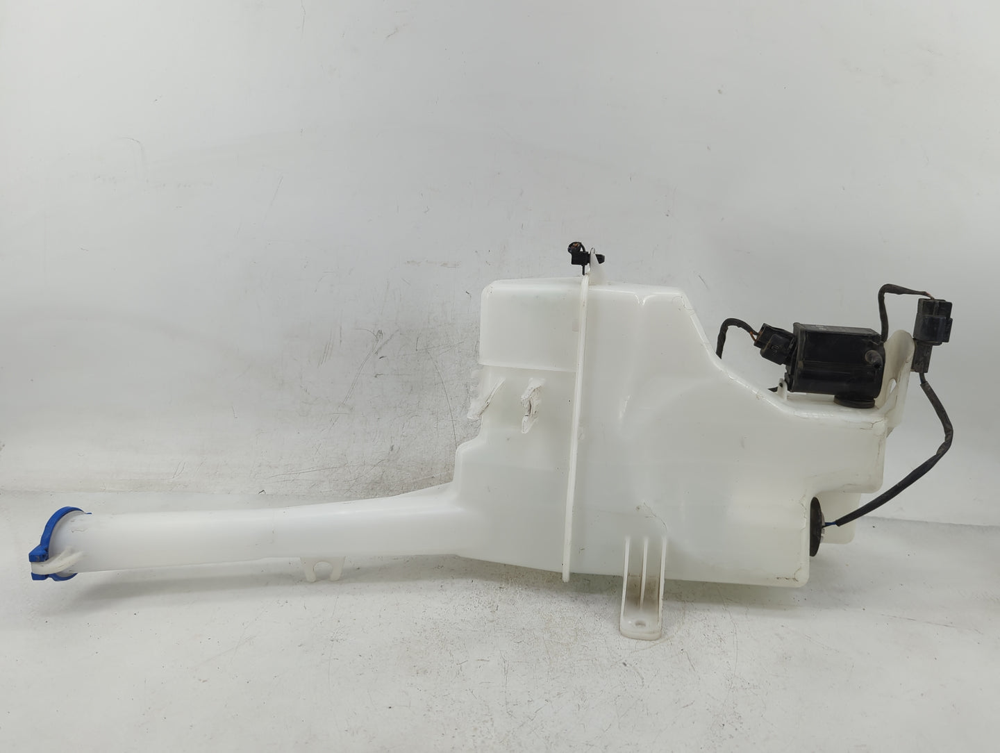 2014-2015 Kia Sorento Windshield Washer Fluid Reservoir Bottle Oem - Oemusedautoparts1.com
