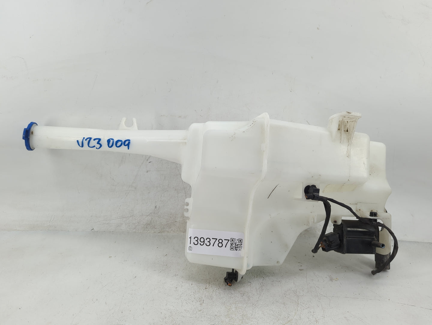 2014-2015 Kia Sorento Windshield Washer Fluid Reservoir Bottle Oem - Oemusedautoparts1.com