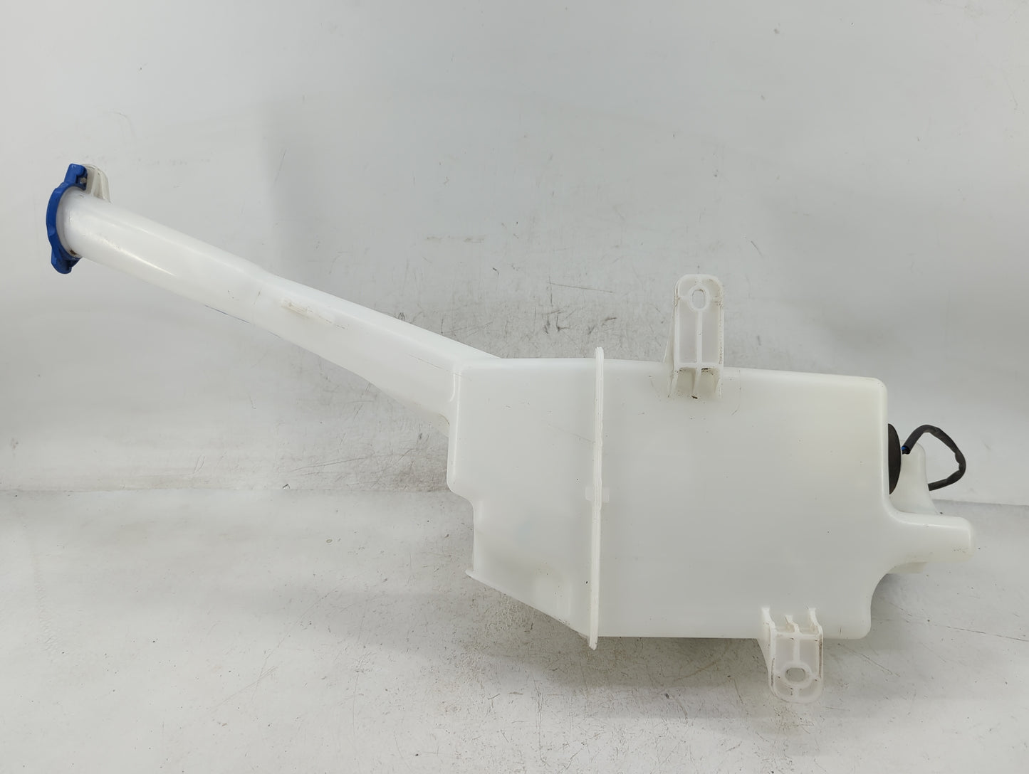 2014-2015 Kia Sorento Windshield Washer Fluid Reservoir Bottle Oem - Oemusedautoparts1.com