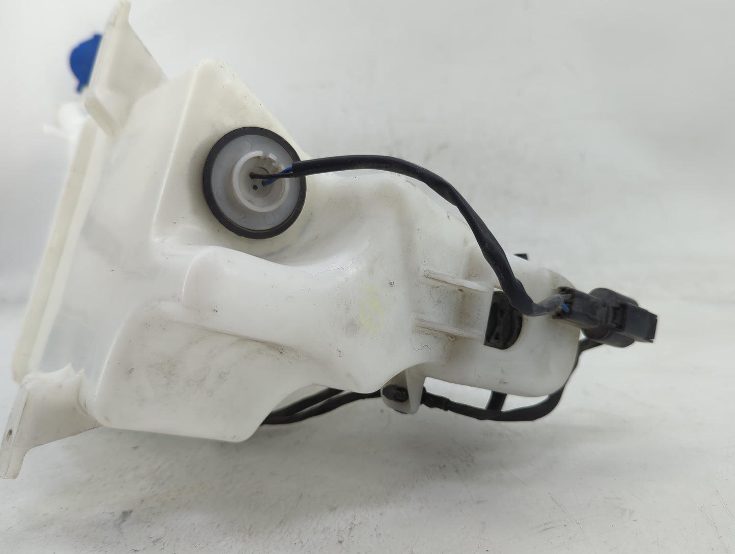 2014-2015 Kia Sorento Windshield Washer Fluid Reservoir Bottle Oem - Oemusedautoparts1.com