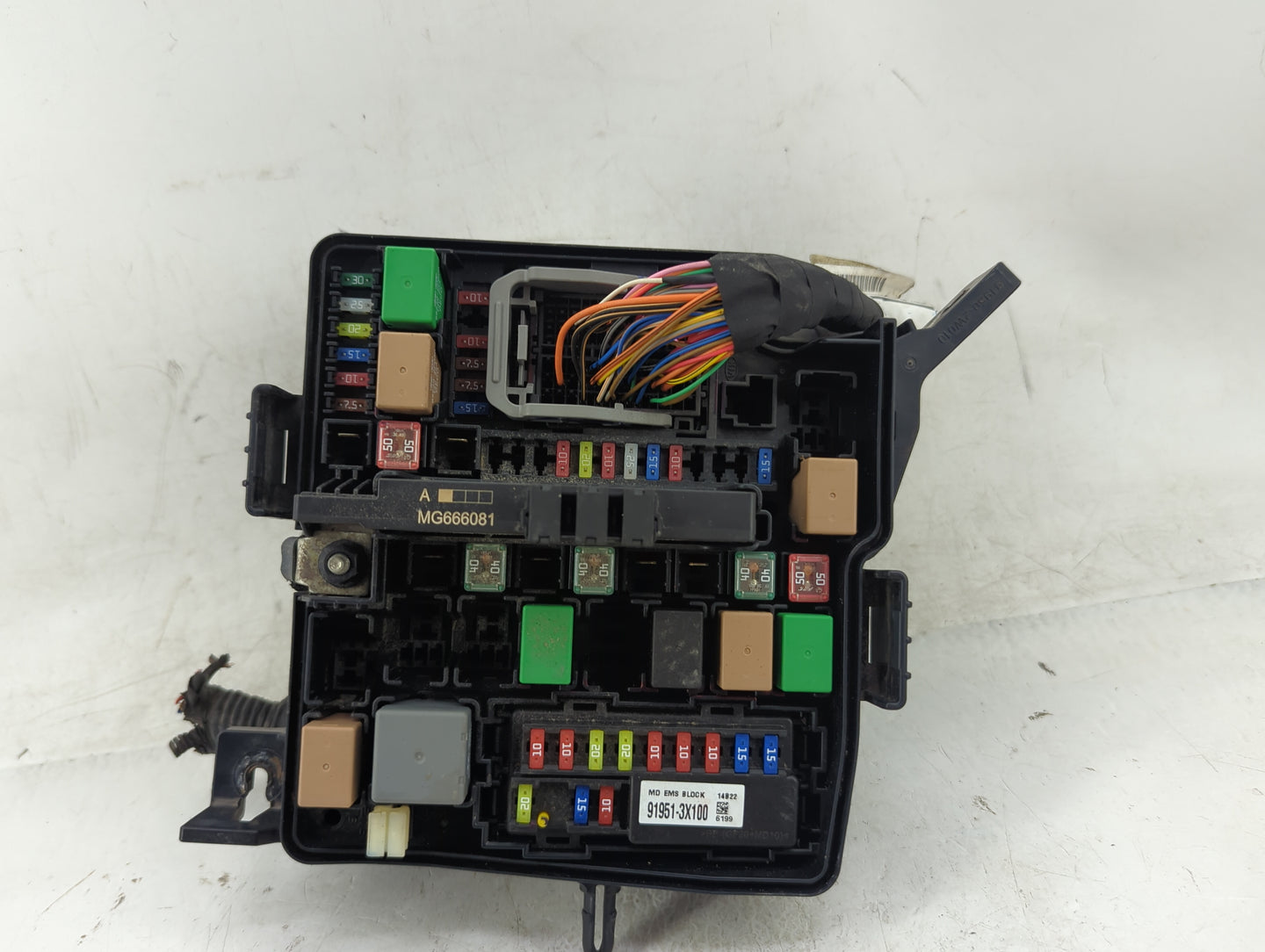2014-2015 Kia Sorento Fusebox Fuse Box Panel Relay Module P/N:91951-3X100 Fits Fits 2014 2015 OEM Used Auto Parts - Oemuseda