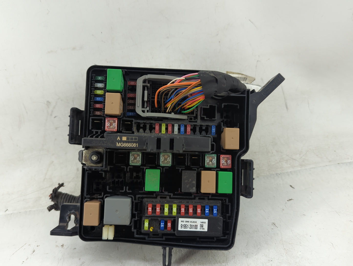 2014-2015 Kia Sorento Fusebox Fuse Box Panel Relay Module P/N:91951-3X100 Fits Fits 2014 2015 OEM Used Auto Parts - Oemuseda