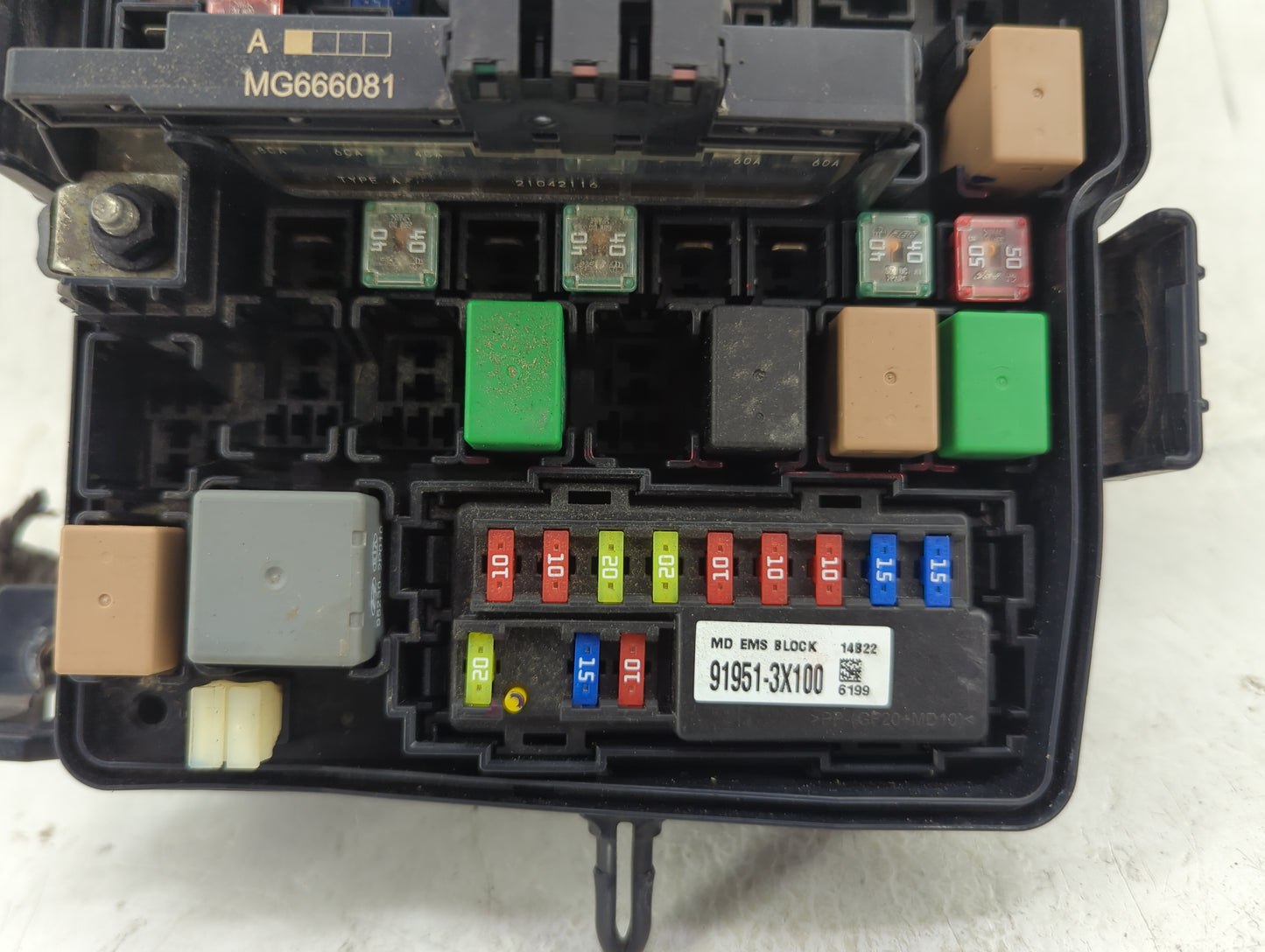 2014-2015 Kia Sorento Fusebox Fuse Box Panel Relay Module P/N:91951-3X100 Fits Fits 2014 2015 OEM Used Auto Parts - Oemuseda