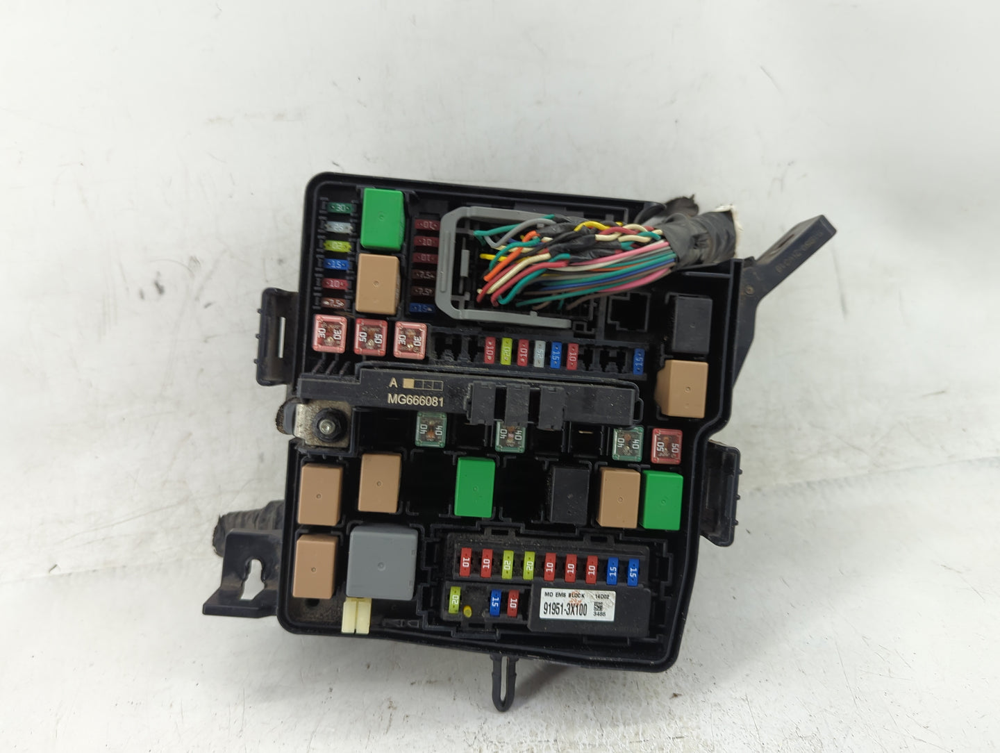 2014-2015 Kia Sorento Fusebox Fuse Box Panel Relay Module P/N:91941-2P520QQK Fits Fits 2014 2015 OEM Used Auto Parts - Oemus