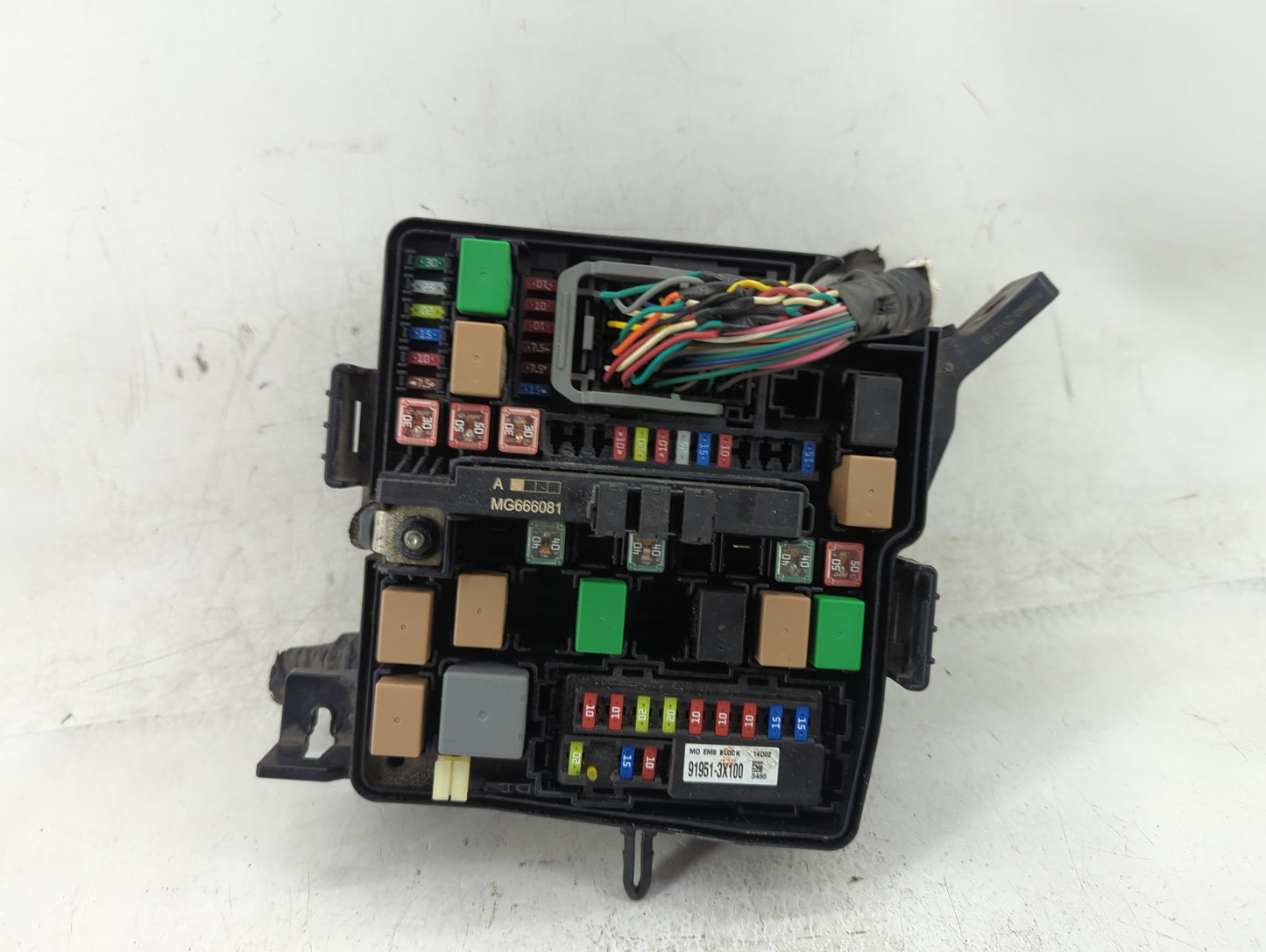 2014-2015 Kia Sorento Fusebox Fuse Box Panel Relay Module P/N:91941-2P520QQK Fits Fits 2014 2015 OEM Used Auto Parts - Oemus