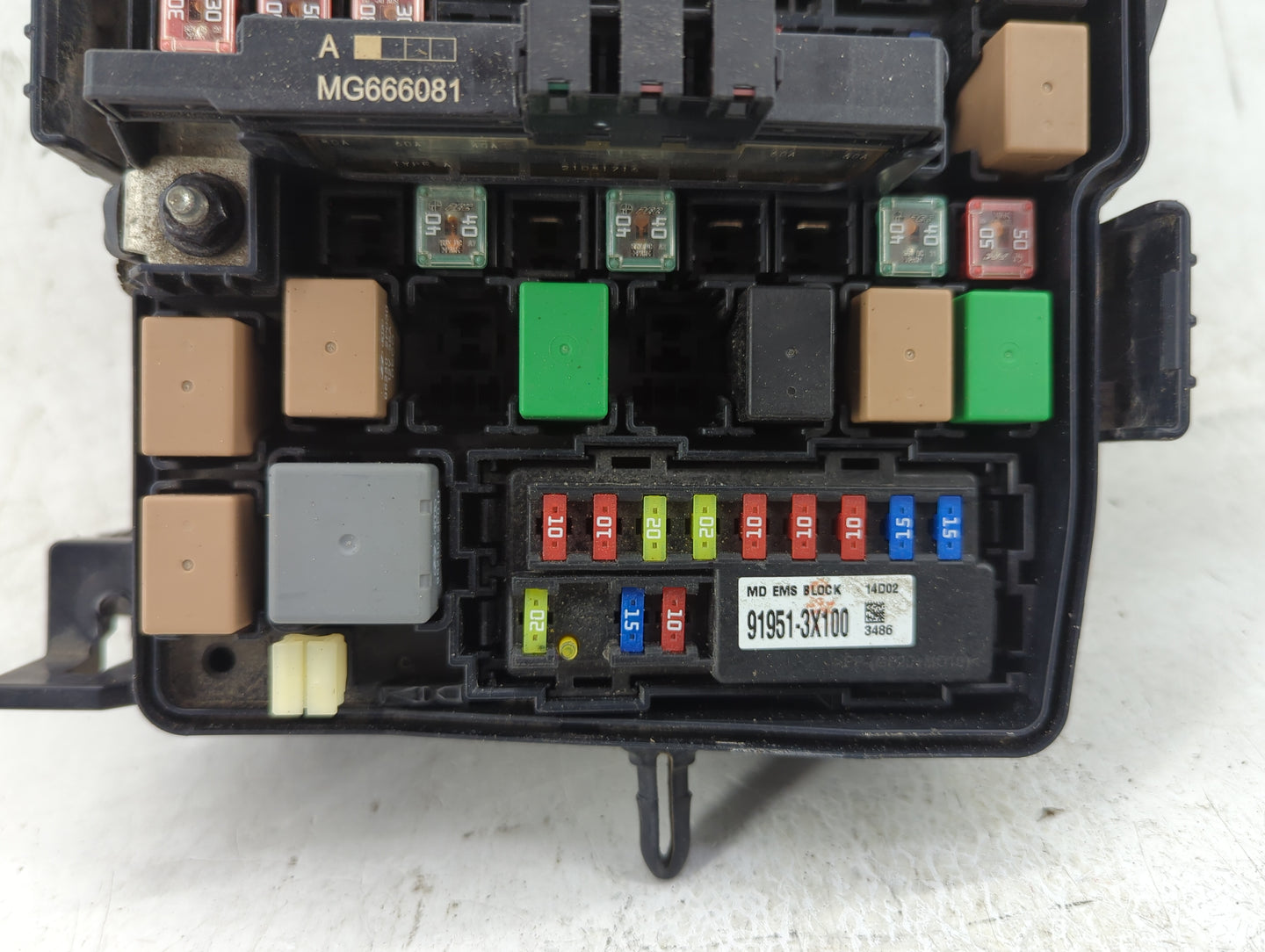 2014-2015 Kia Sorento Fusebox Fuse Box Panel Relay Module P/N:91941-2P520QQK Fits Fits 2014 2015 OEM Used Auto Parts - Oemus