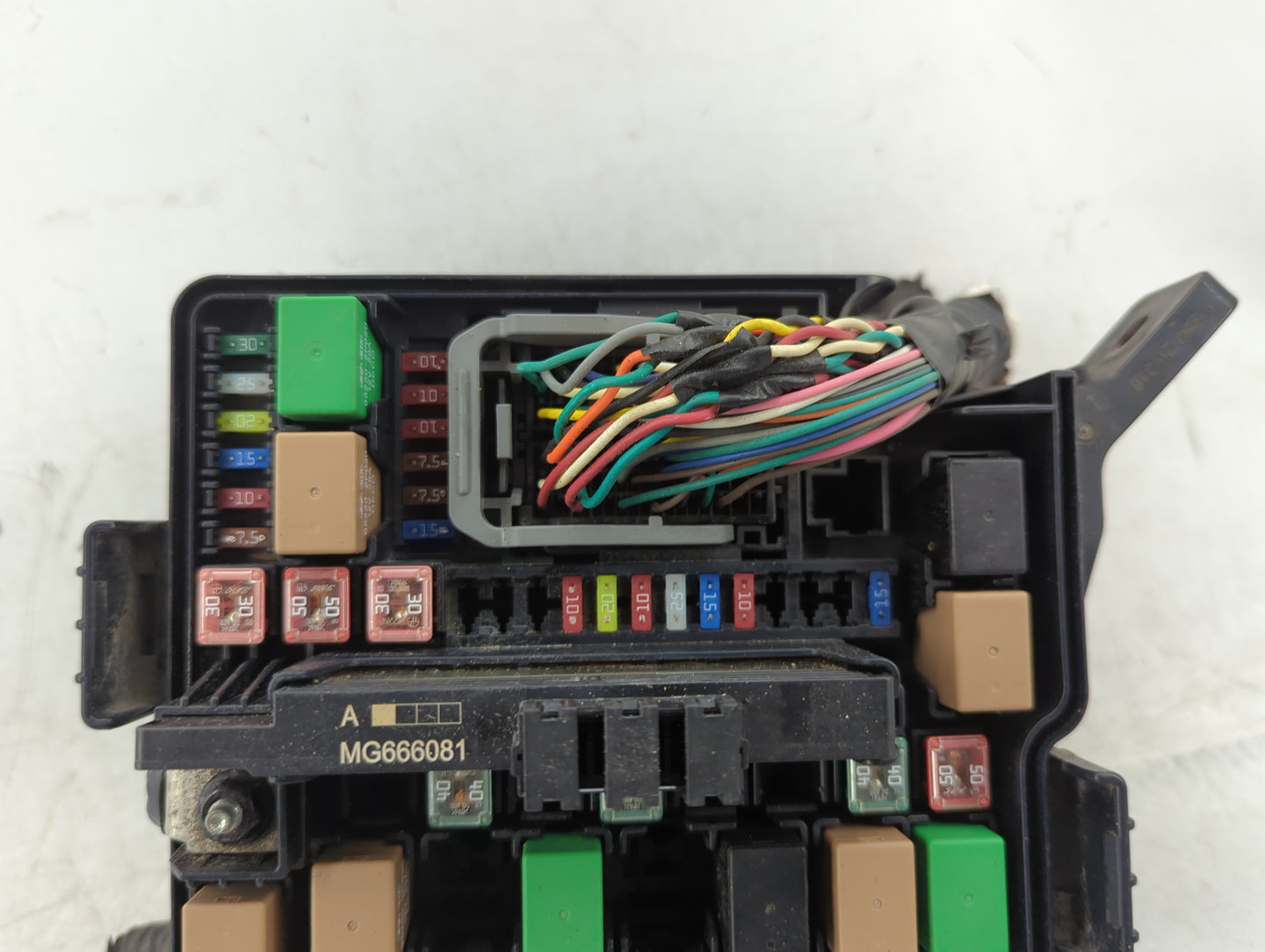 2014-2015 Kia Sorento Fusebox Fuse Box Panel Relay Module P/N:91941-2P520QQK Fits Fits 2014 2015 OEM Used Auto Parts - Oemus