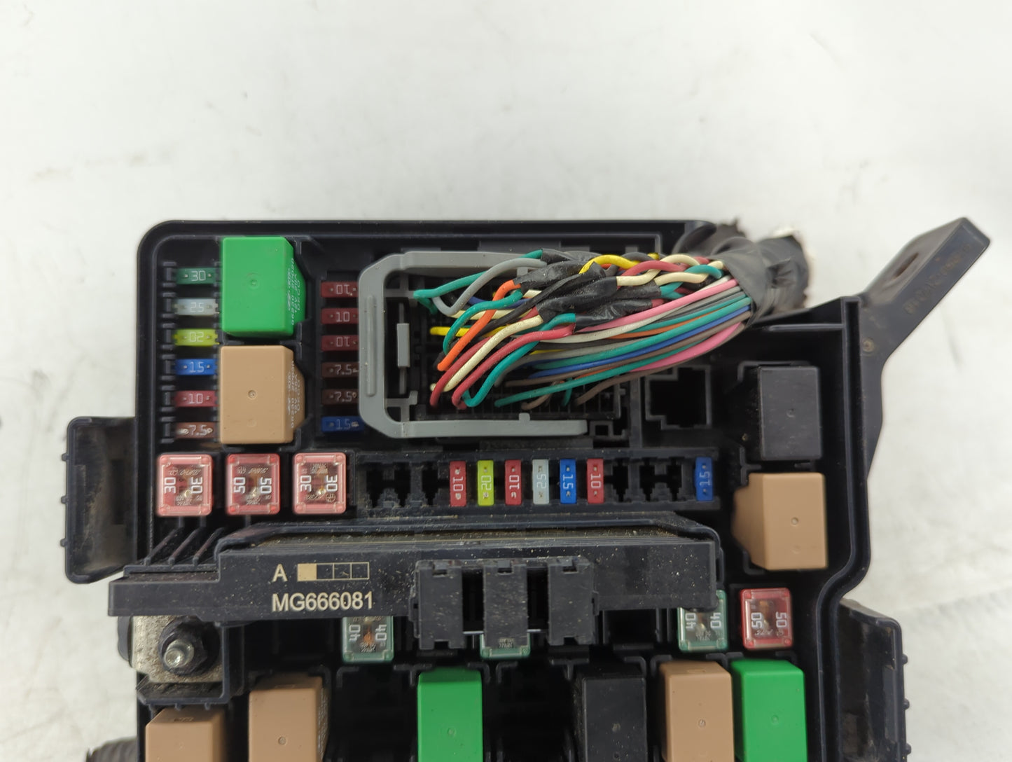2014-2015 Kia Sorento Fusebox Fuse Box Panel Relay Module P/N:91941-2P520QQK Fits Fits 2014 2015 OEM Used Auto Parts - Oemus