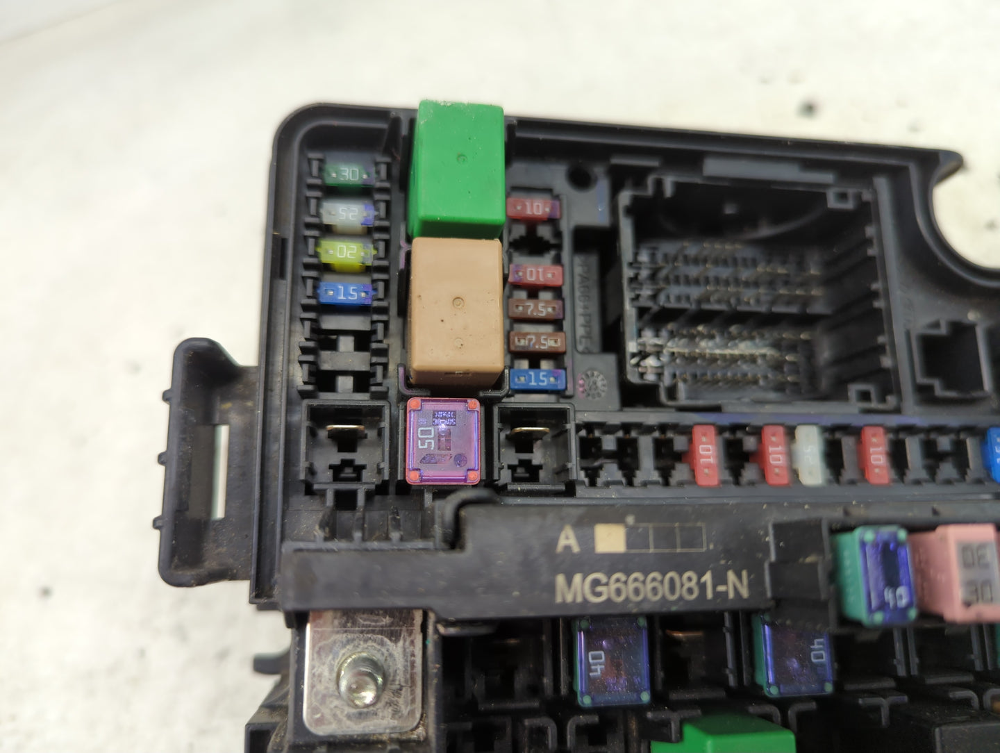 2014-2015 Kia Sorento Fusebox Fuse Box Panel Relay Module P/N:91951-3X100 Fits Fits 2014 2015 OEM Used Auto Parts - Oemuseda