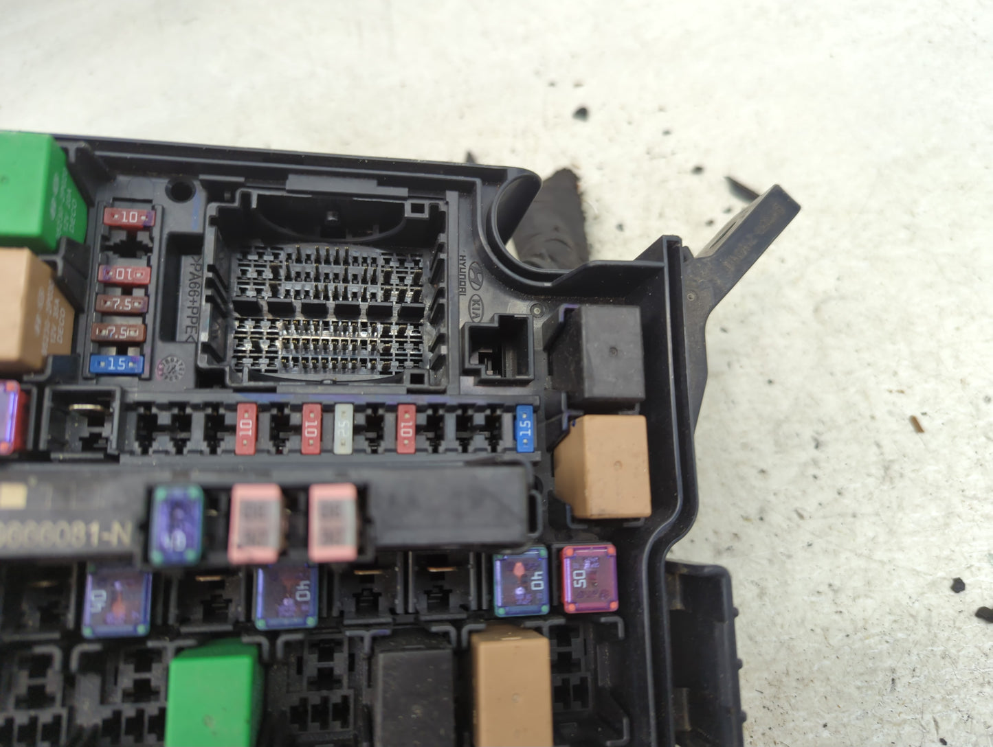 2014-2015 Kia Sorento Fusebox Fuse Box Panel Relay Module P/N:91951-3X100 Fits Fits 2014 2015 OEM Used Auto Parts - Oemuseda