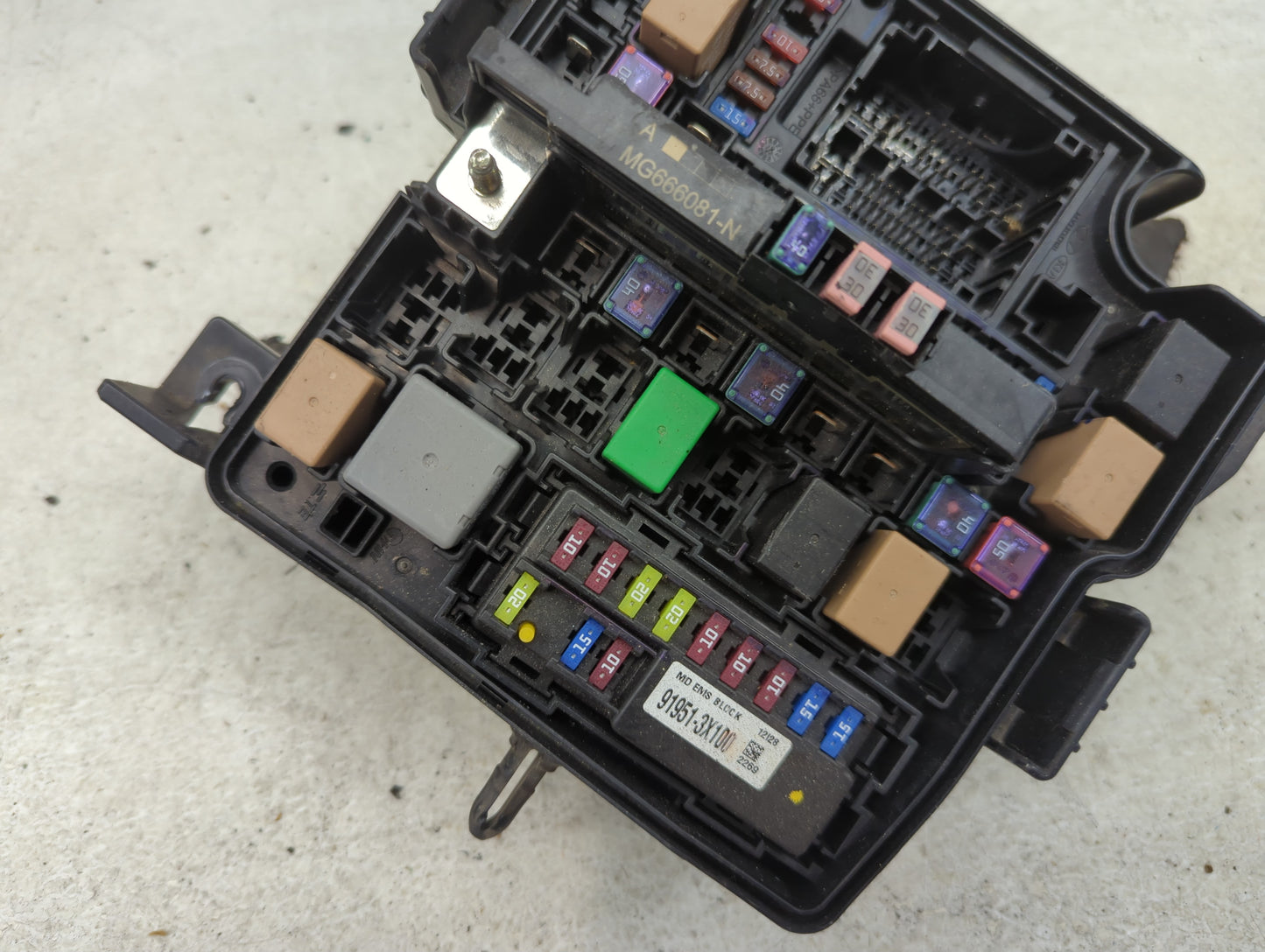 2014-2015 Kia Sorento Fusebox Fuse Box Panel Relay Module P/N:91951-3X100 Fits Fits 2014 2015 OEM Used Auto Parts - Oemuseda