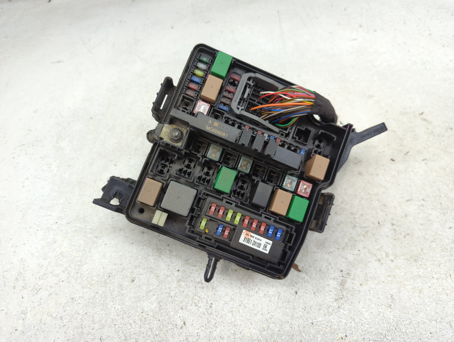 2014-2015 Kia Sorento Fusebox Fuse Box Panel Relay Module P/N:91951-3X100 Fits Fits 2014 2015 OEM Used Auto Parts - Oemuseda