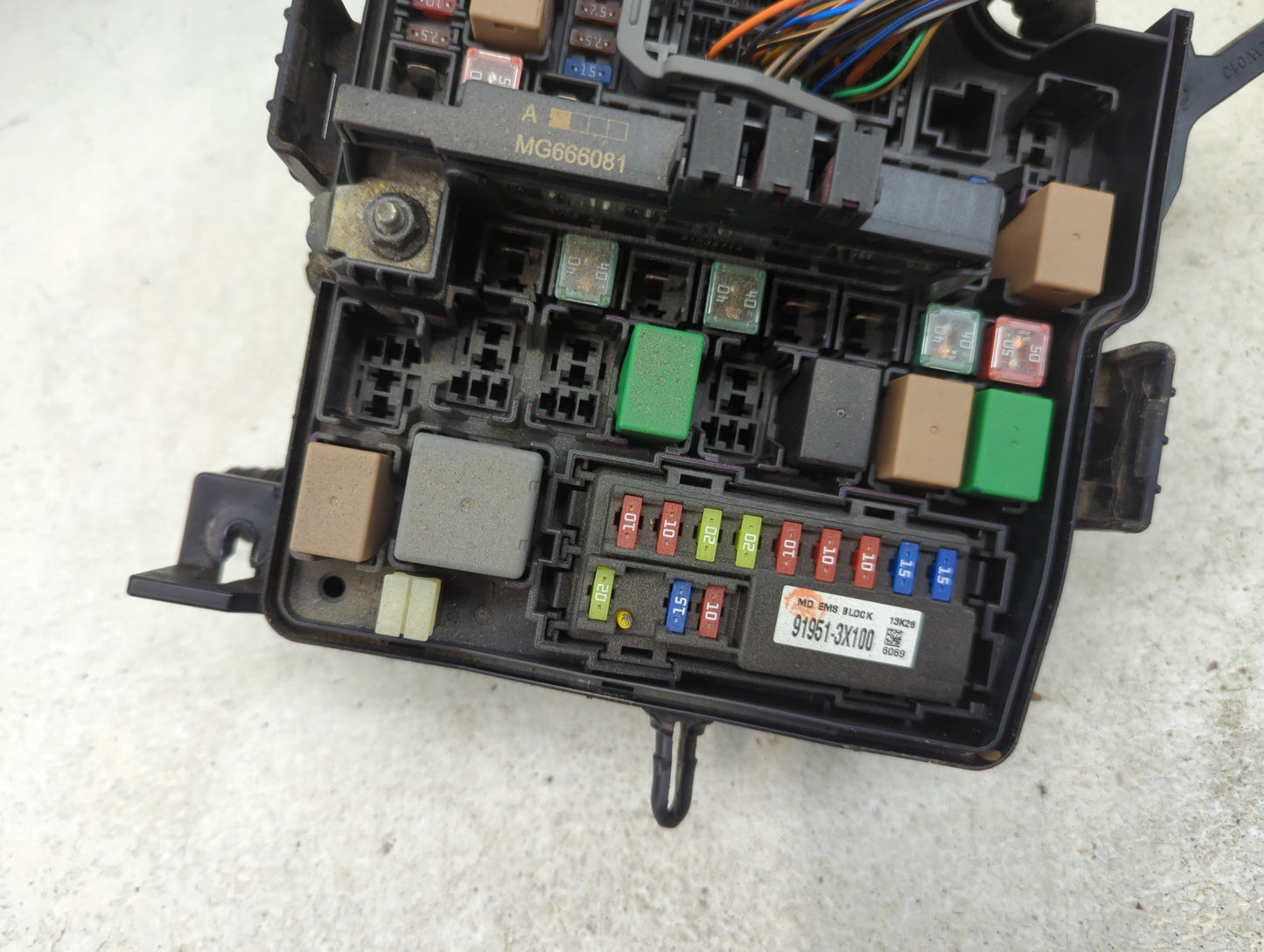 2014-2015 Kia Sorento Fusebox Fuse Box Panel Relay Module P/N:91951-3X100 Fits Fits 2014 2015 OEM Used Auto Parts - Oemuseda