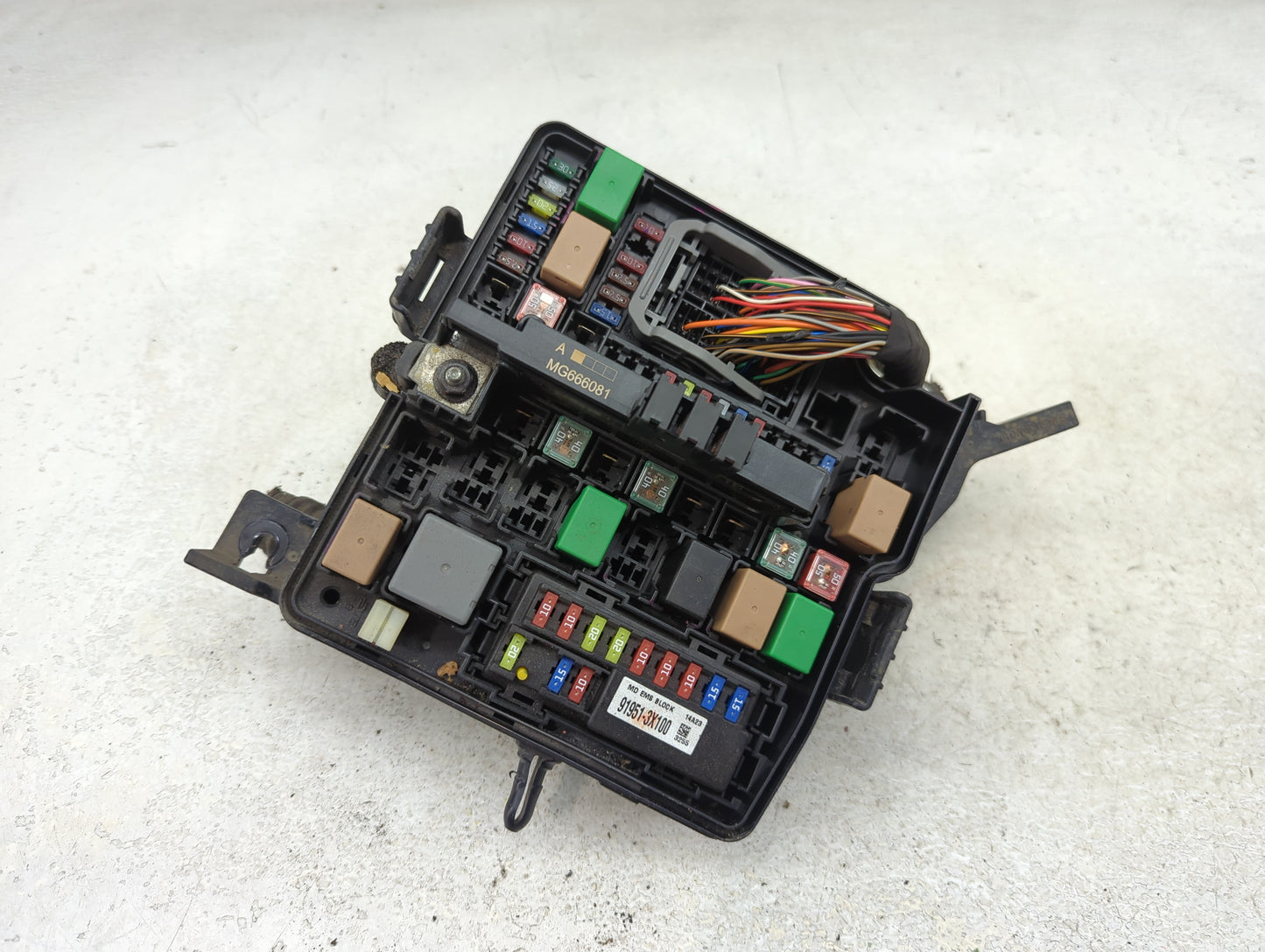 2014-2015 Kia Sorento Fusebox Fuse Box Panel Relay Module P/N:91951-3X100 Fits Fits 2014 2015 OEM Used Auto Parts - Oemuseda