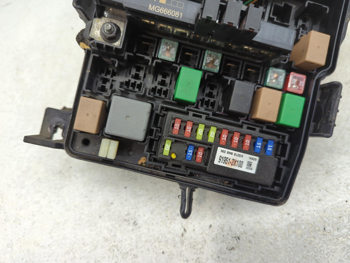 2014-2015 Kia Sorento Fusebox Fuse Box Panel Relay Module P/N:91951-3X100 Fits Fits 2014 2015 OEM Used Auto Parts - Oemuseda