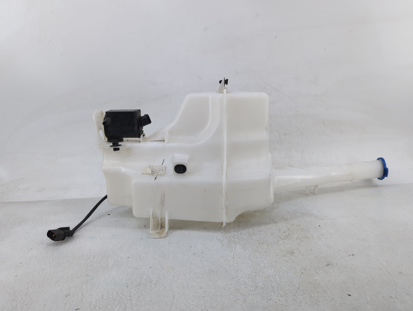 2014-2015 Kia Sorento Windshield Washer Fluid Reservoir Bottle Oem - Oemusedautoparts1.com