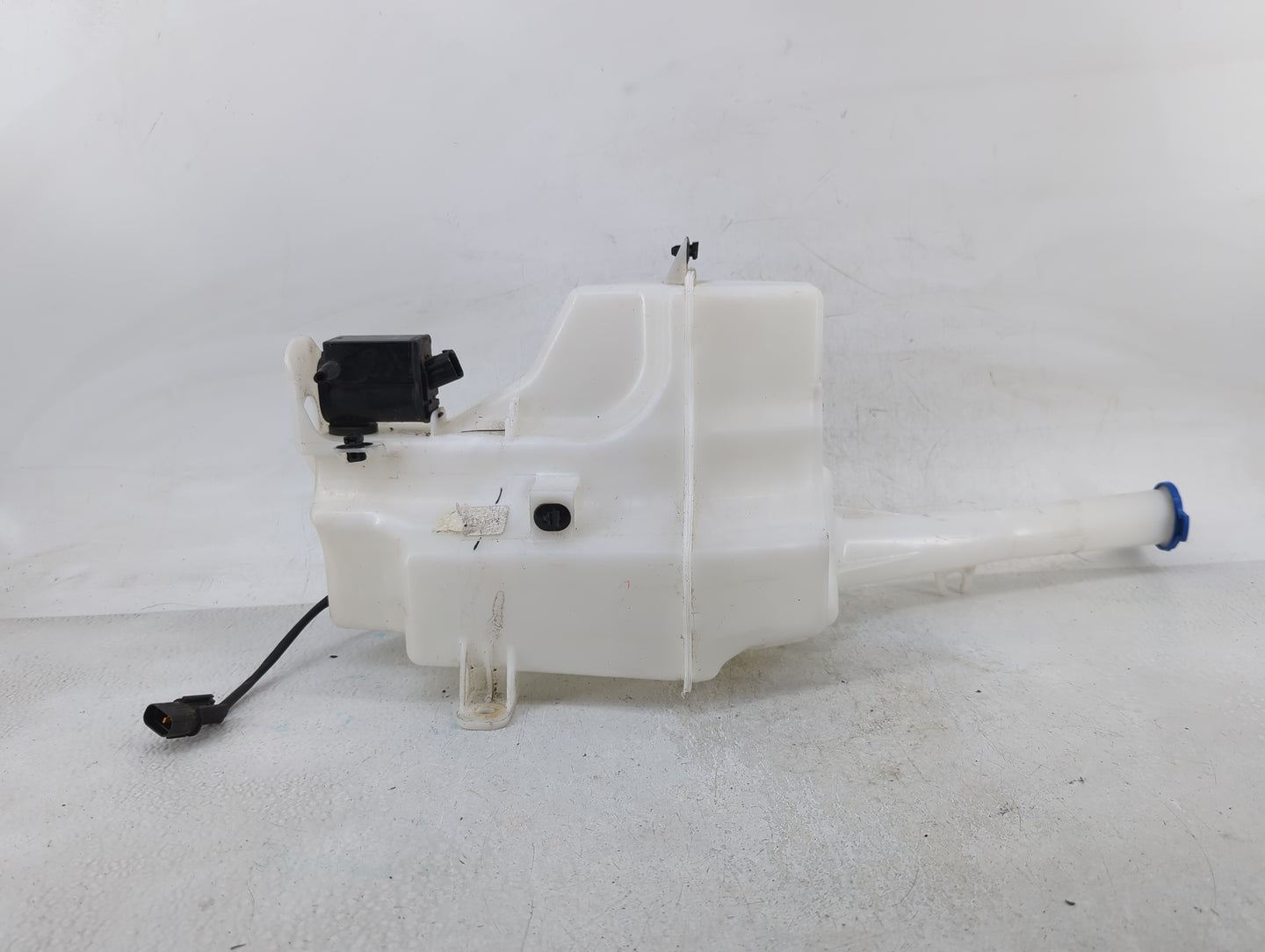 2014-2015 Kia Sorento Windshield Washer Fluid Reservoir Bottle Oem - Oemusedautoparts1.com