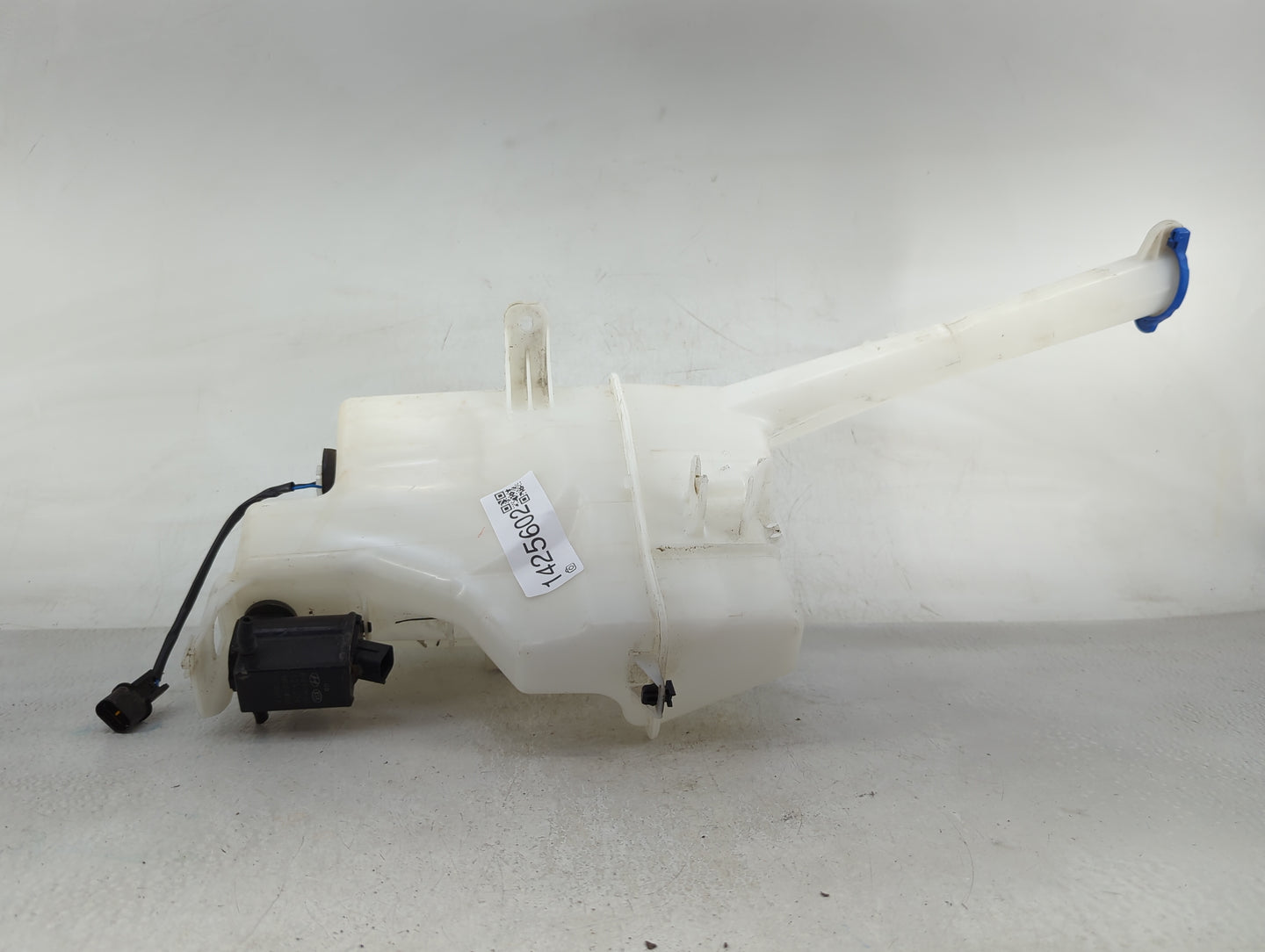 2014-2015 Kia Sorento Windshield Washer Fluid Reservoir Bottle Oem - Oemusedautoparts1.com