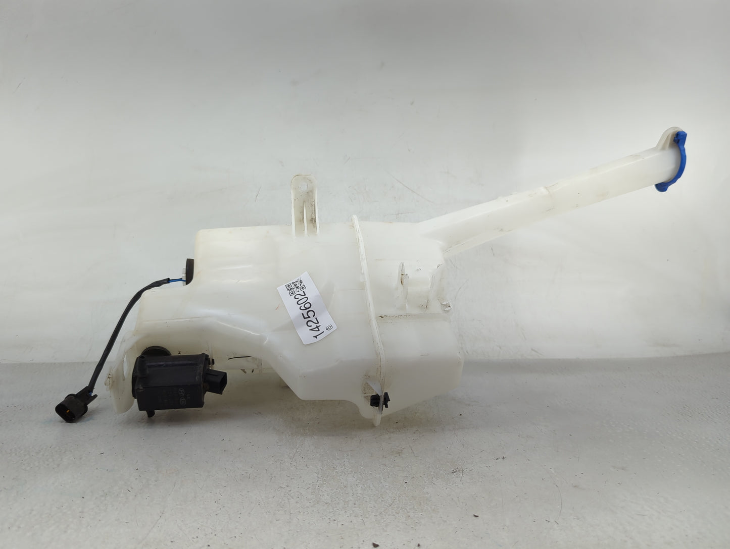 2014-2015 Kia Sorento Windshield Washer Fluid Reservoir Bottle Oem - Oemusedautoparts1.com