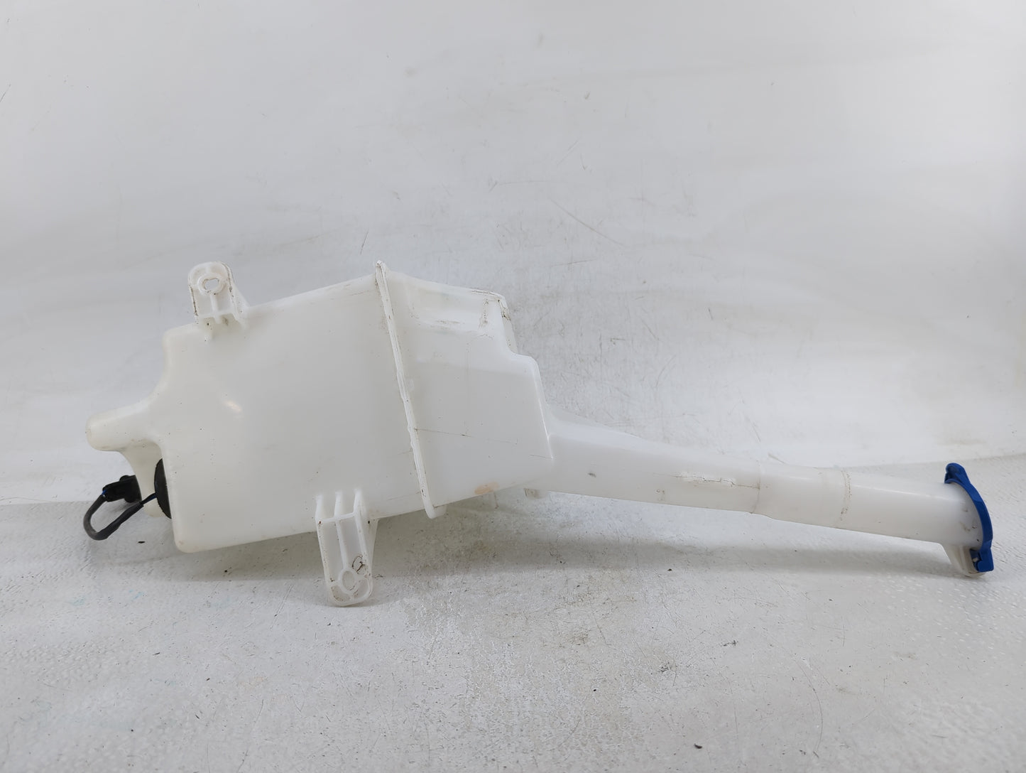 2014-2015 Kia Sorento Windshield Washer Fluid Reservoir Bottle Oem - Oemusedautoparts1.com