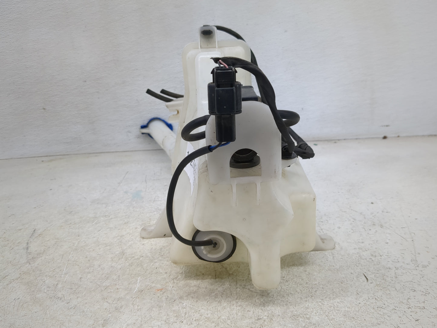 2014-2015 Kia Sorento Windshield Washer Fluid Reservoir Bottle Oem - Oemusedautoparts1.com