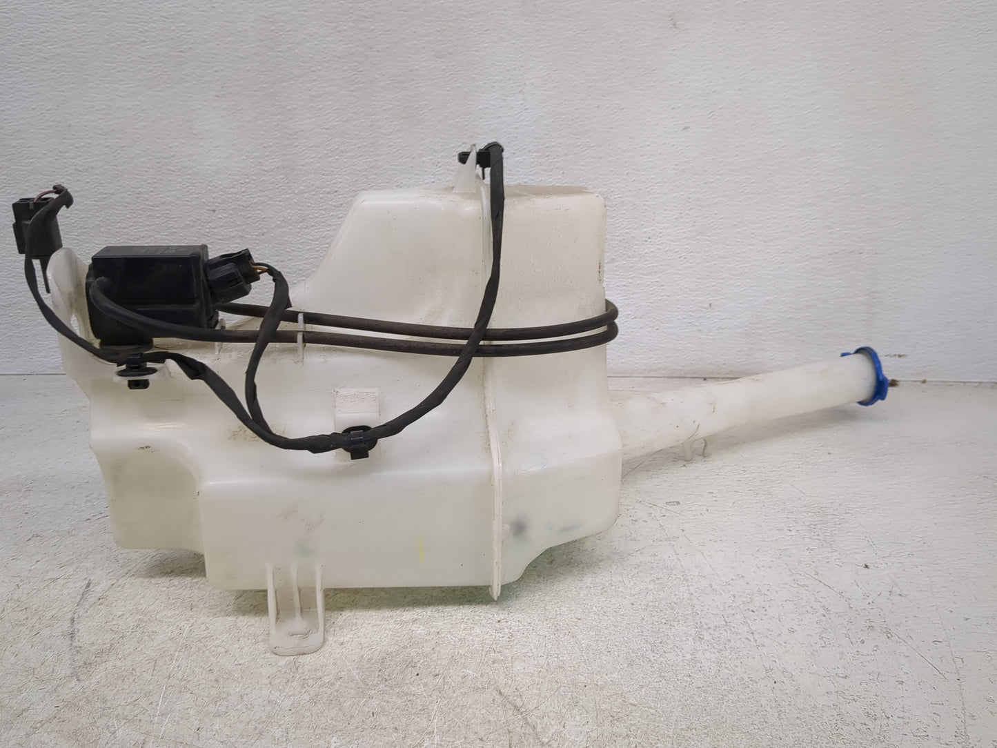 2014-2015 Kia Sorento Windshield Washer Fluid Reservoir Bottle Oem - Oemusedautoparts1.com