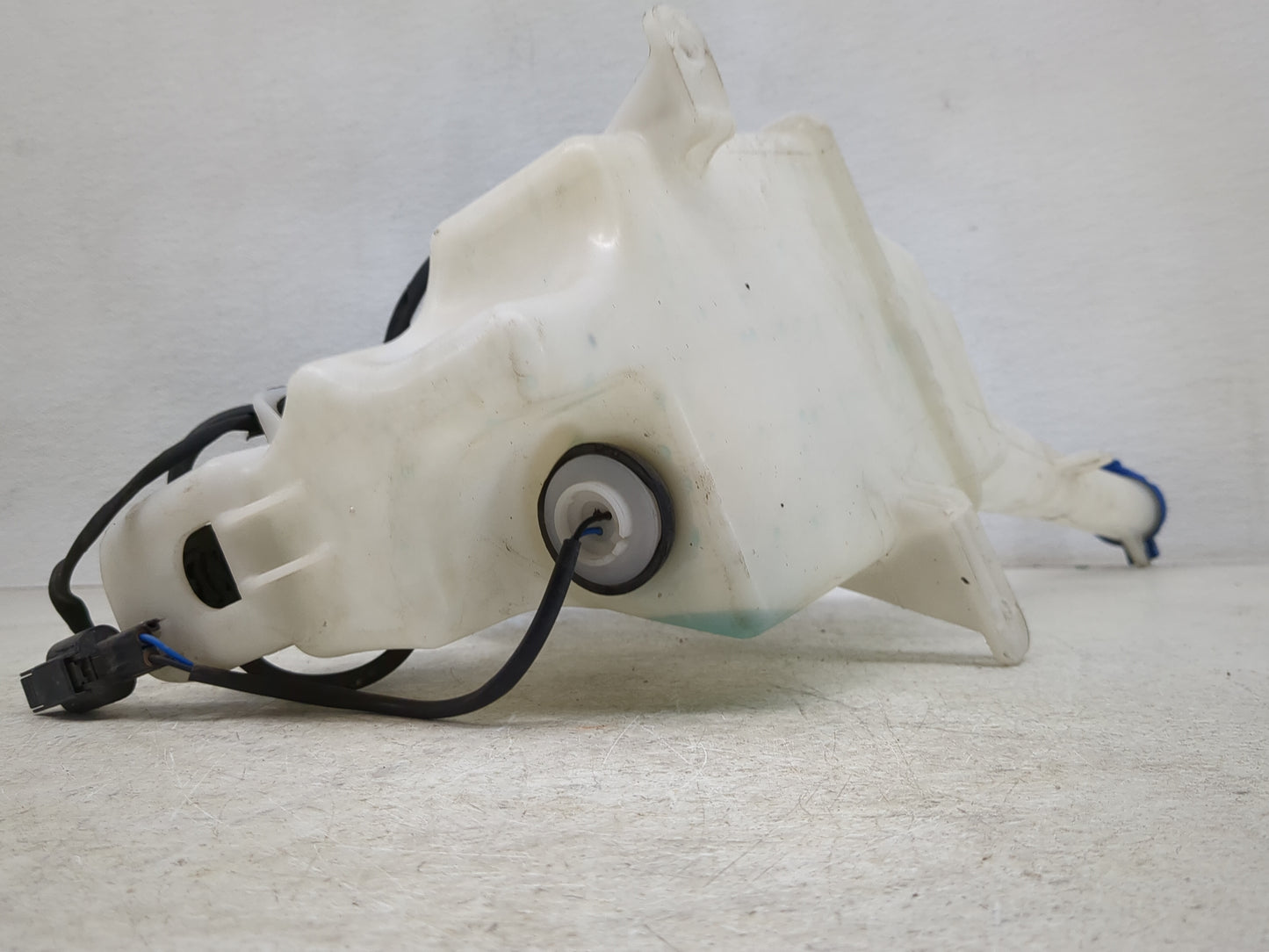 2014-2015 Kia Sorento Windshield Washer Fluid Reservoir Bottle Oem - Oemusedautoparts1.com