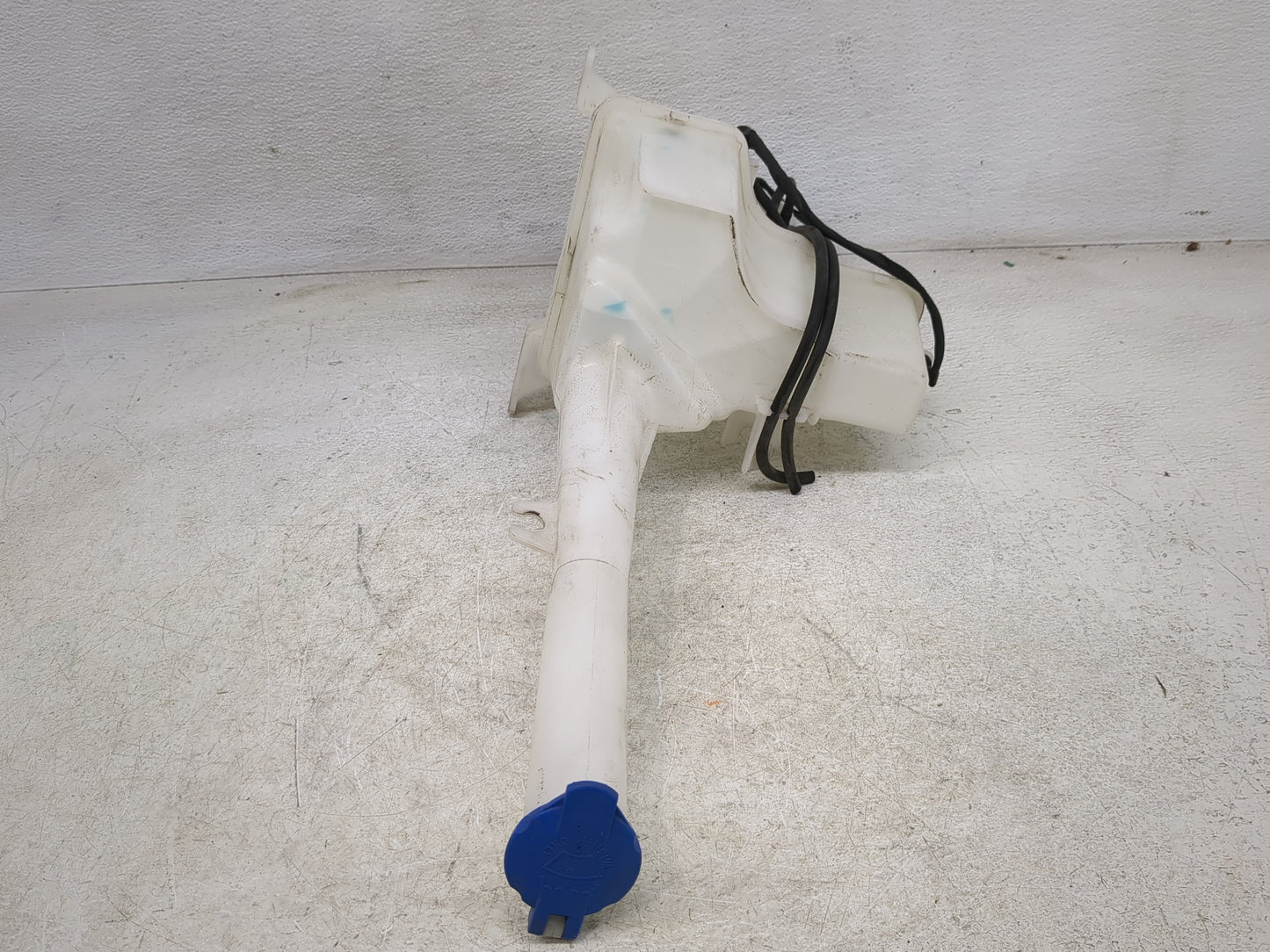 2014-2015 Kia Sorento Windshield Washer Fluid Reservoir Bottle Oem - Oemusedautoparts1.com