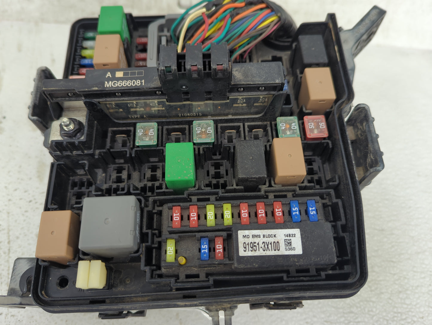 2014-2015 Kia Sorento Fusebox Fuse Box Panel Relay Module P/N:91951-3X100 MG666081, VS912501U142XA Fits Fits 2014 2015 OEM U