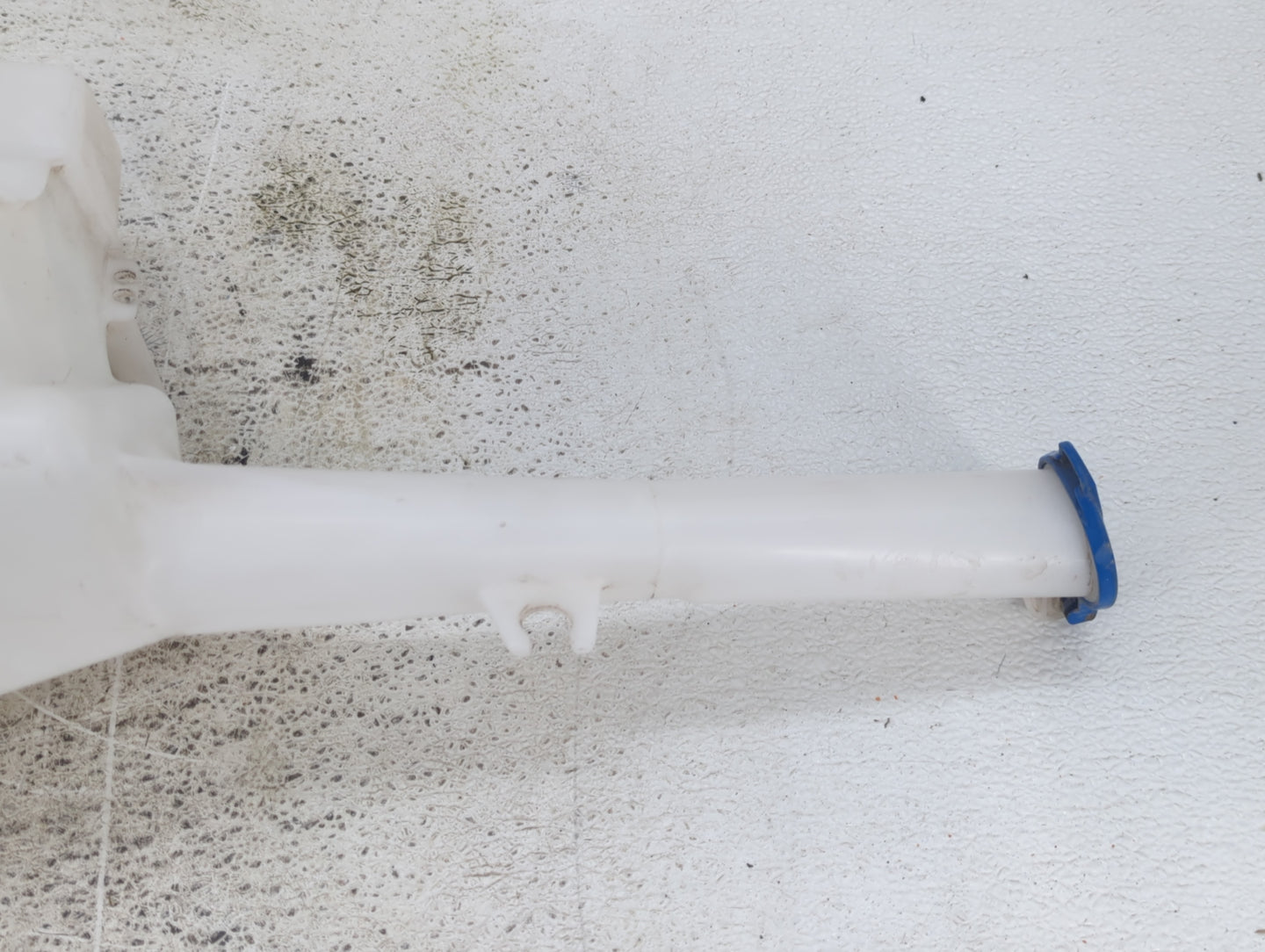 2014-2015 Kia Sorento Windshield Washer Fluid Reservoir Bottle Oem - Oemusedautoparts1.com