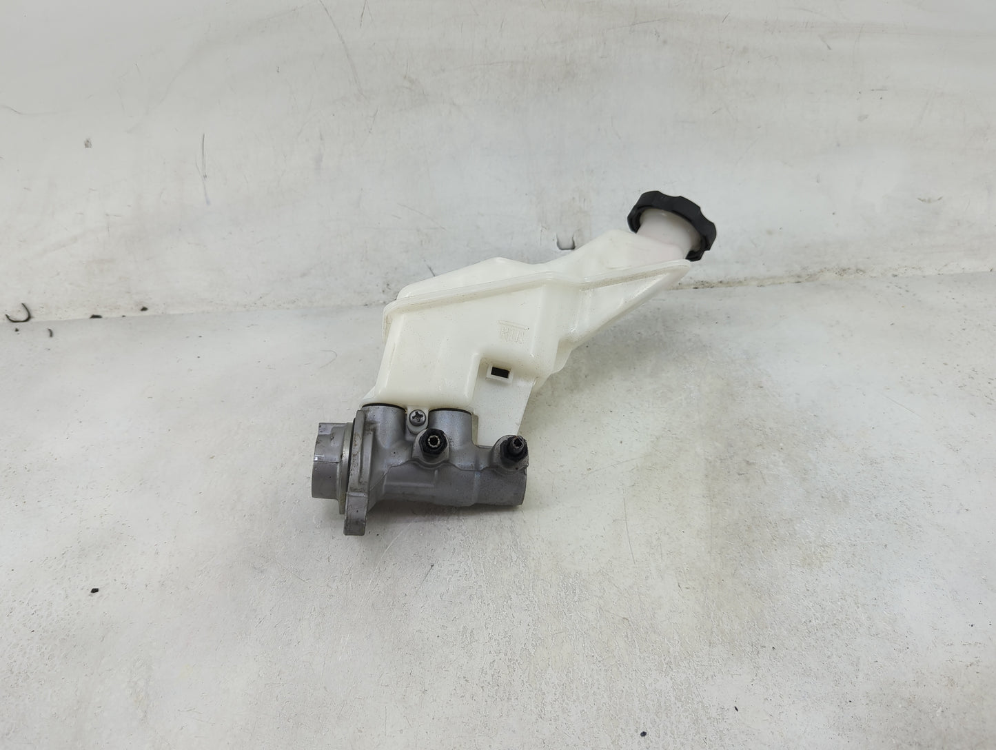 2014-2015 Kia Sorento Brake Master Cylinder 1490289 - Oemusedautoparts1.com