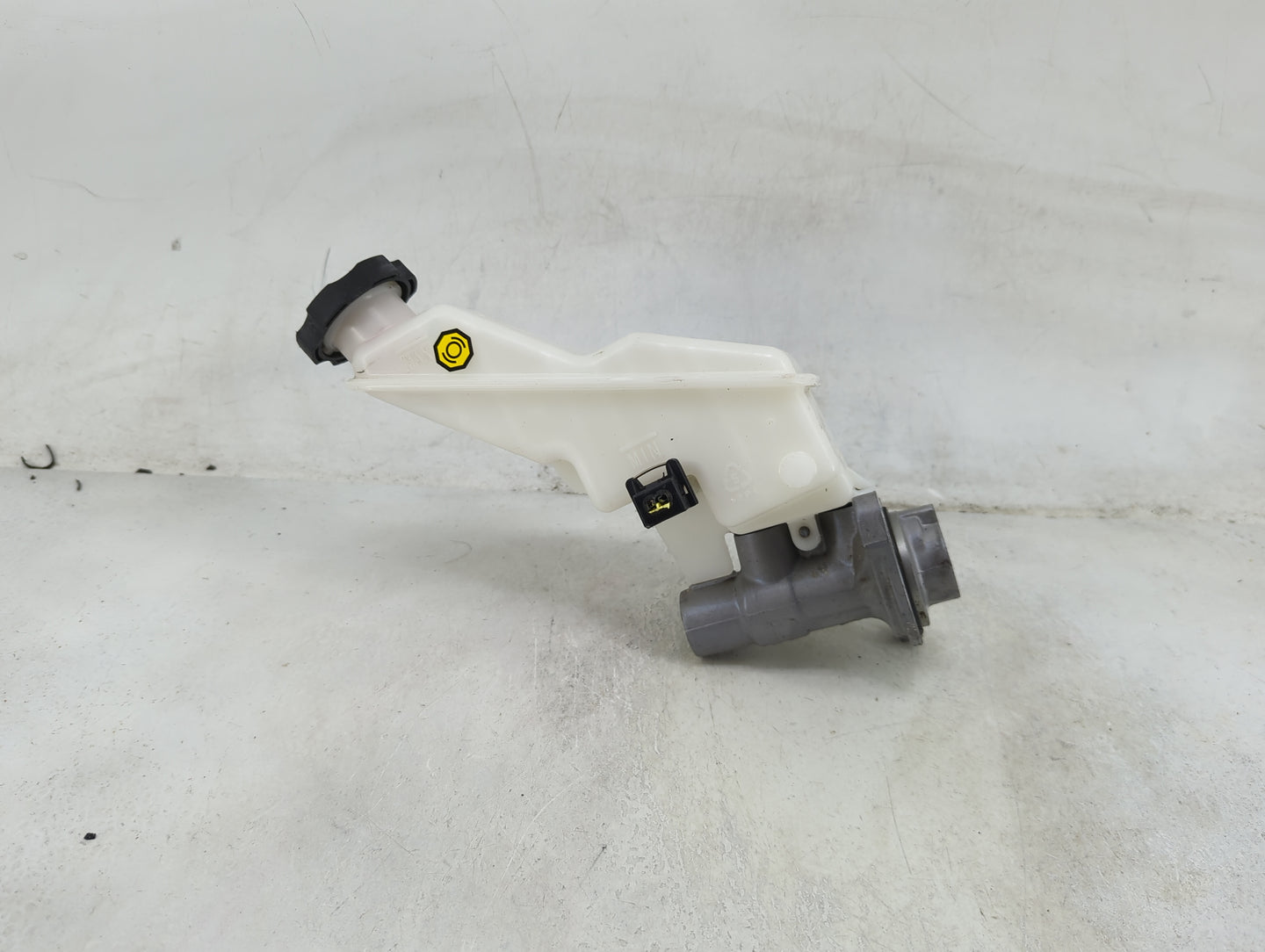 2014-2015 Kia Sorento Brake Master Cylinder 1490289 - Oemusedautoparts1.com