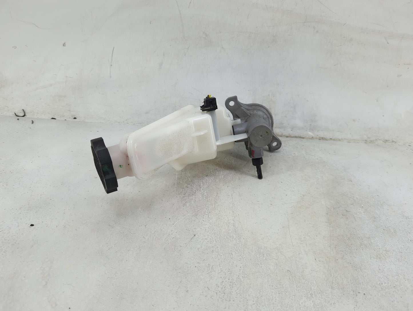 2014-2015 Kia Sorento Brake Master Cylinder 1490289 - Oemusedautoparts1.com