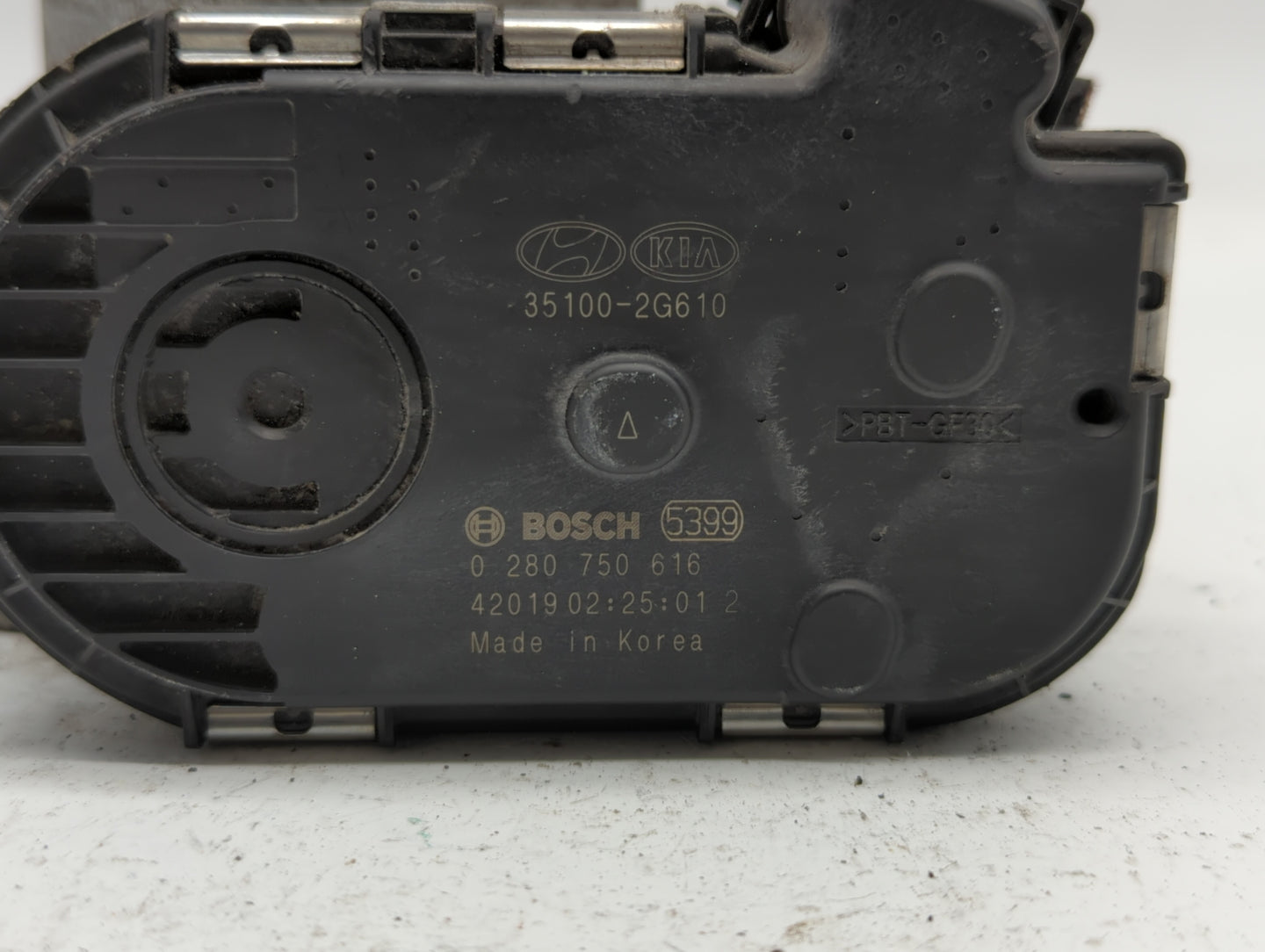2016-2018 Kia Sorento Throttle Body P/N:35100-2G610 Fits Fits 2015 2016 2017 2018 2019 OEM Used Auto Parts - Oemusedautopart