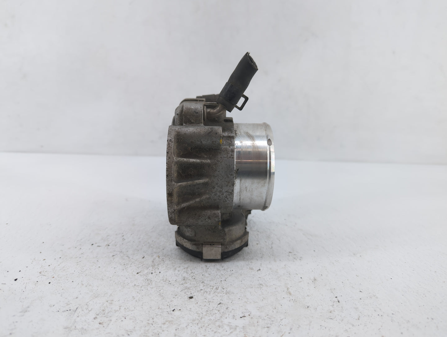 2012-2015 Kia Sorento Throttle Body P/N:35100-2G700 Fits Fits 2011 2012 2013 2014 2015 2016 OEM Used Auto Parts - Oemusedaut