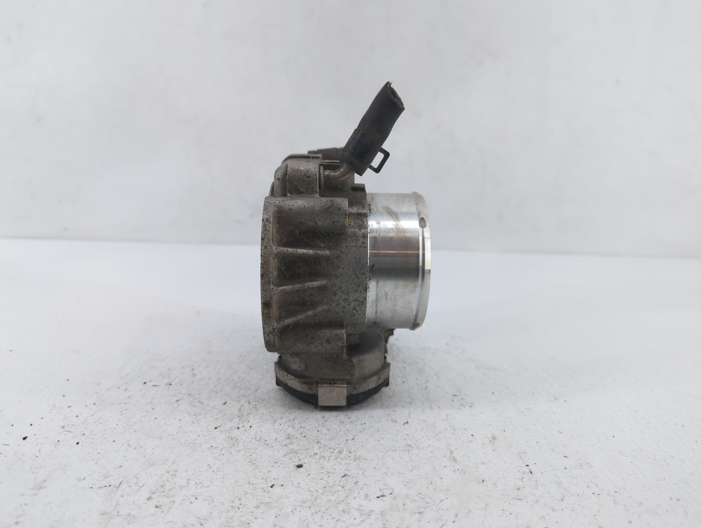 2012-2015 Kia Sorento Throttle Body P/N:35100-2G700 Fits Fits 2011 2012 2013 2014 2015 2016 OEM Used Auto Parts - Oemusedaut