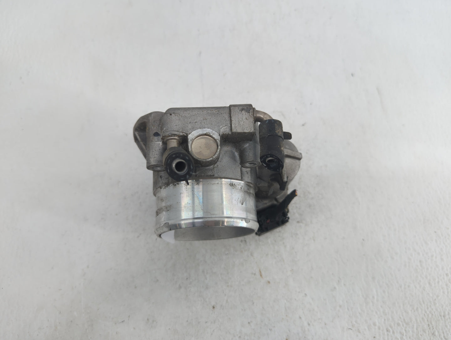 2012-2015 Kia Sorento Throttle Body P/N:35100-2G700 Fits Fits 2011 2012 2013 2014 2015 2016 OEM Used Auto Parts - Oemusedaut