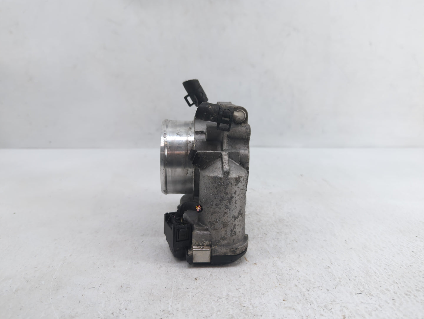 2012-2015 Kia Sorento Throttle Body P/N:35100-2G700 Fits Fits 2011 2012 2013 2014 2015 2016 OEM Used Auto Parts - Oemusedaut