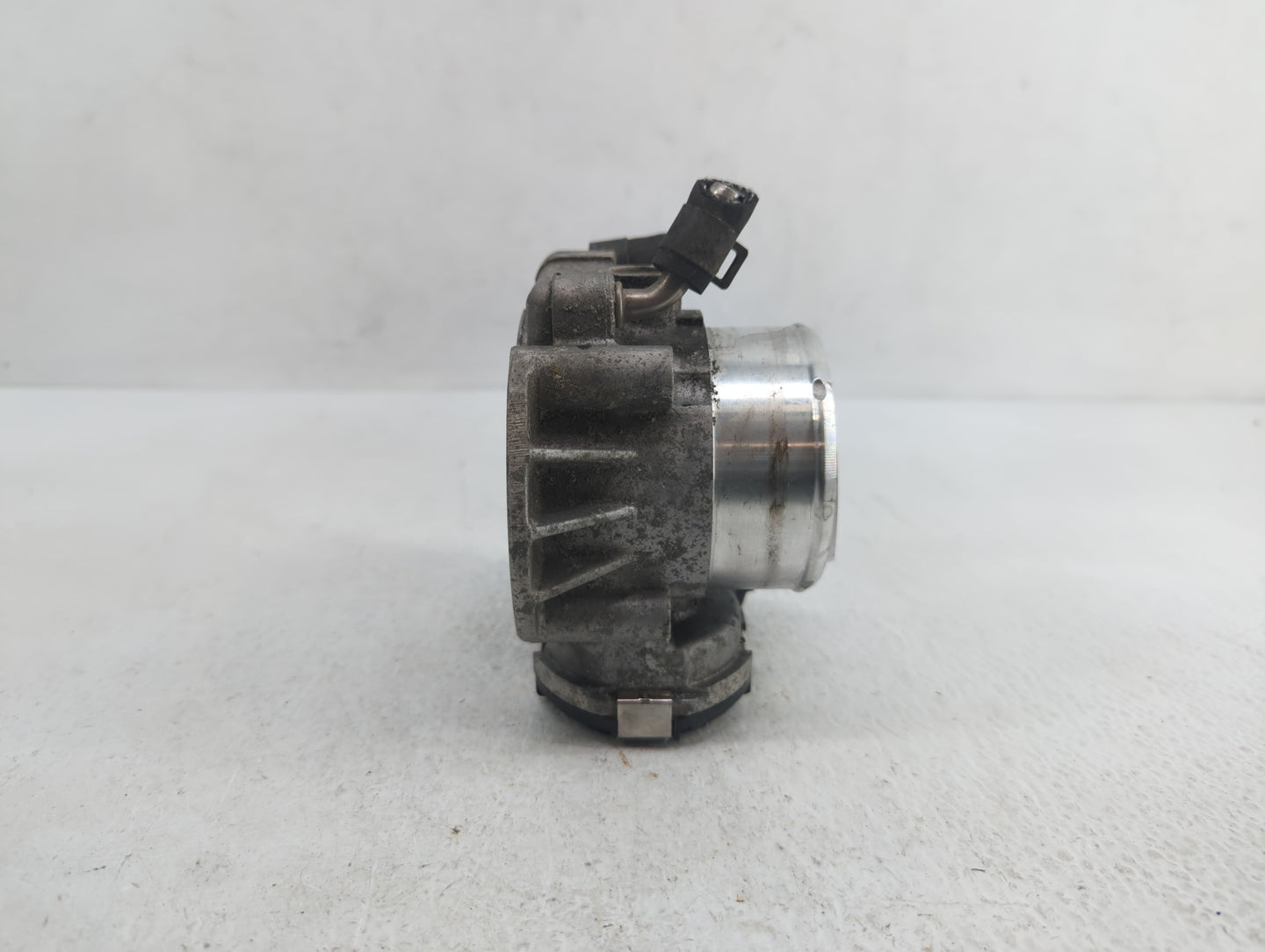 2012-2015 Kia Sorento Throttle Body P/N:35100-2G700 Fits Fits 2011 2012 2013 2014 2015 2016 OEM Used Auto Parts - Oemusedaut
