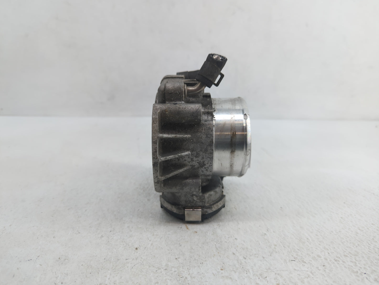 2012-2015 Kia Sorento Throttle Body P/N:35100-2G700 Fits Fits 2011 2012 2013 2014 2015 2016 OEM Used Auto Parts - Oemusedaut
