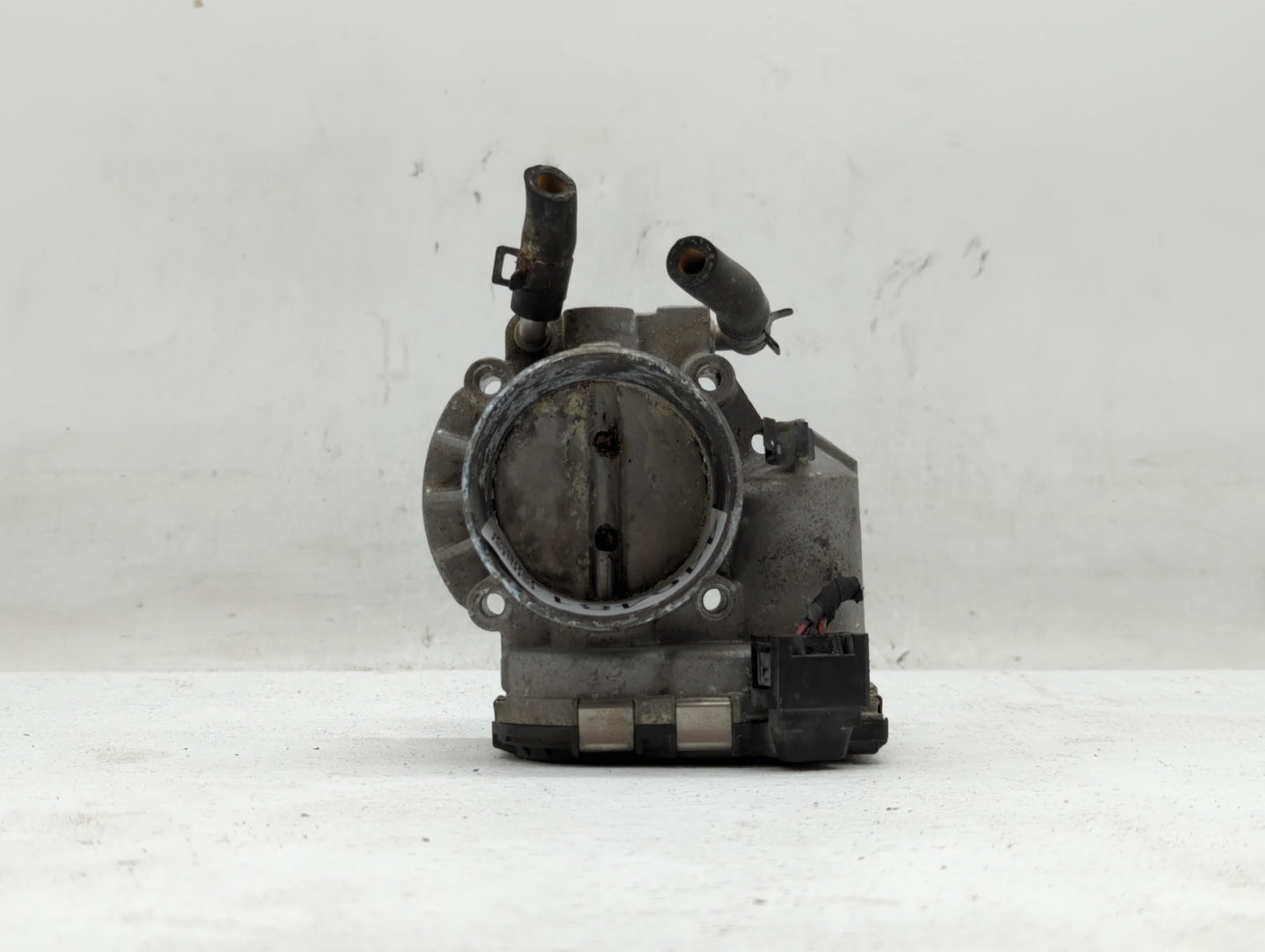 2012-2015 Kia Sorento Throttle Body P/N:35100-2G700 Fits Fits 2011 2012 2013 2014 2015 2016 OEM Used Auto Parts - Oemusedaut