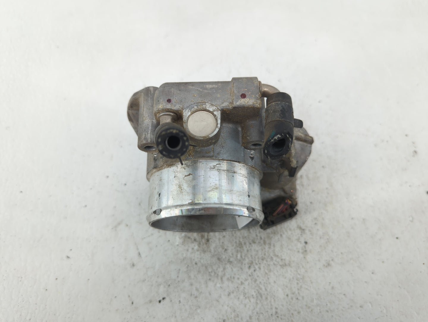 2012-2015 Kia Sorento Throttle Body P/N:35100-2G700 Fits Fits 2011 2012 2013 2014 2015 2016 OEM Used Auto Parts - Oemusedaut