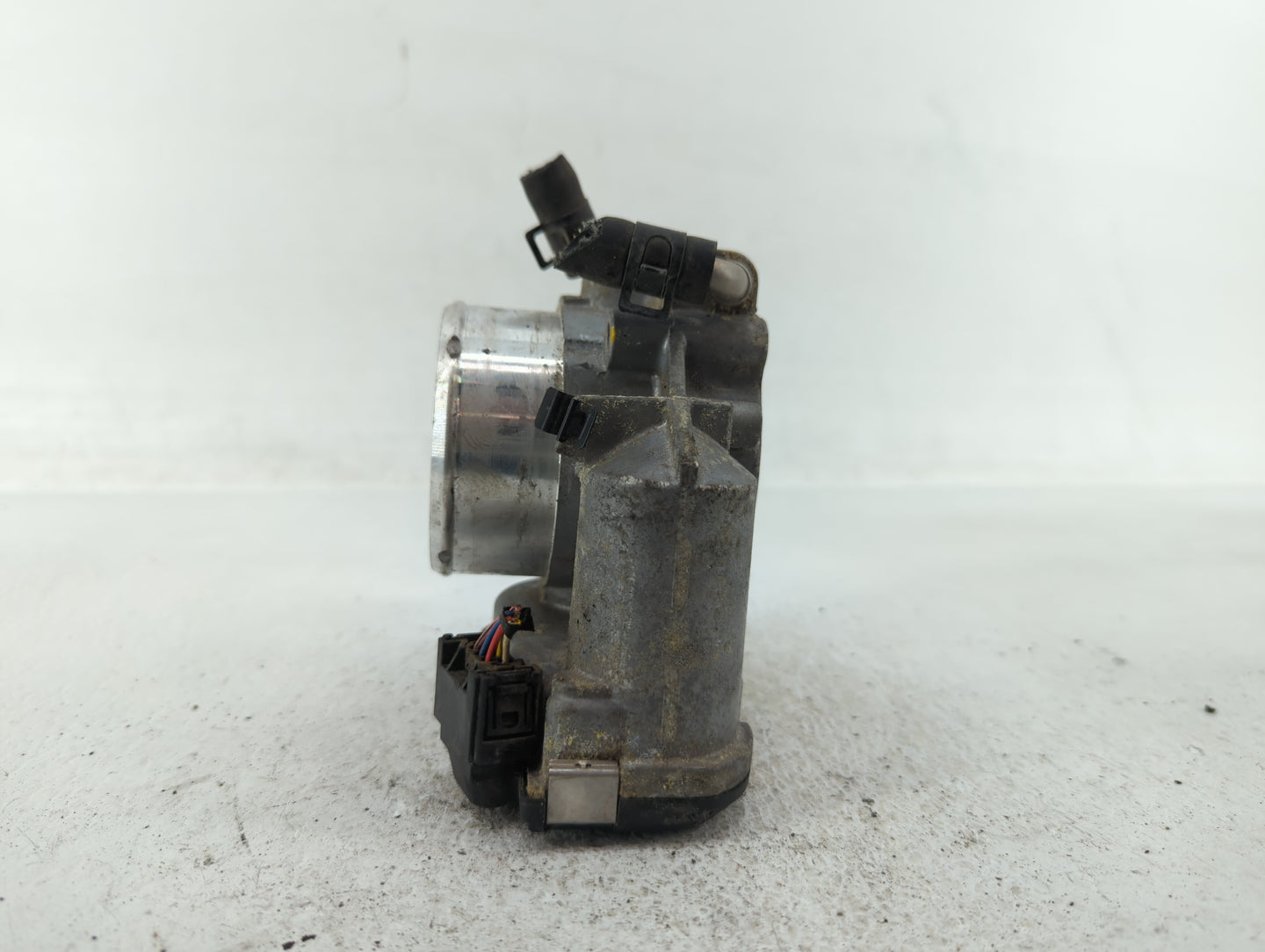 2012-2015 Kia Sorento Throttle Body P/N:35100-2G700 Fits Fits 2011 2012 2013 2014 2015 2016 OEM Used Auto Parts - Oemusedaut