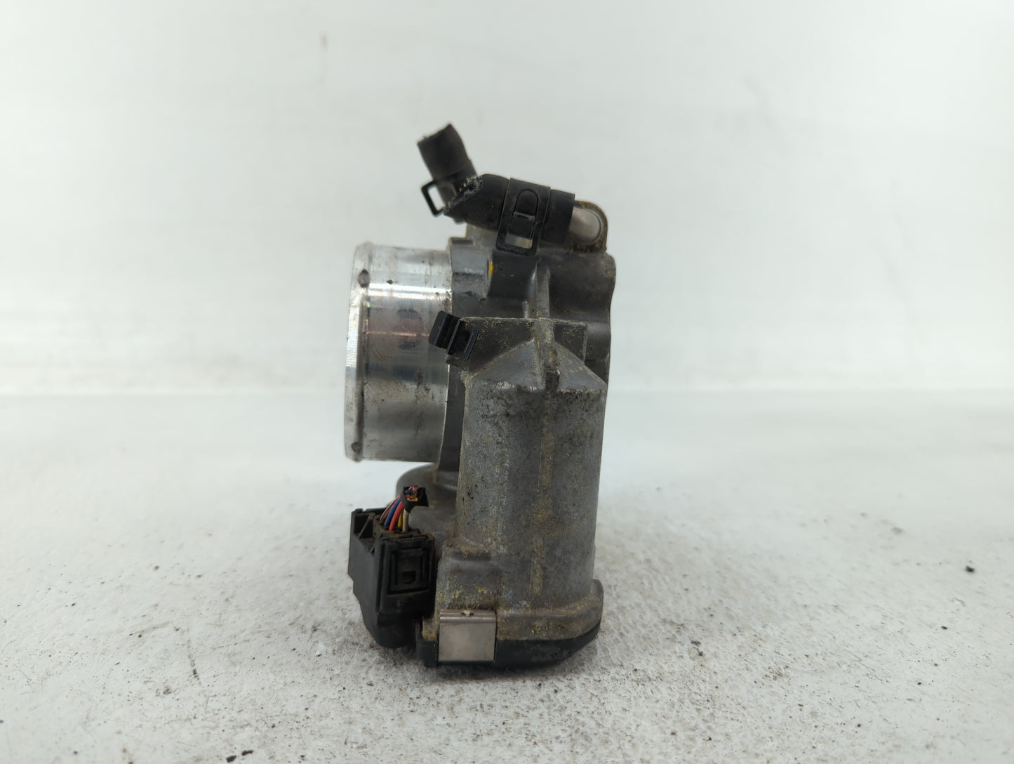 2012-2015 Kia Sorento Throttle Body P/N:35100-2G700 Fits Fits 2011 2012 2013 2014 2015 2016 OEM Used Auto Parts - Oemusedaut