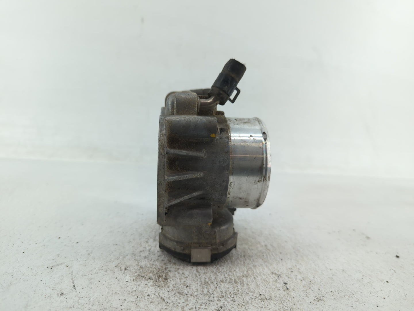 2012-2015 Kia Sorento Throttle Body P/N:35100-2G700 Fits Fits 2011 2012 2013 2014 2015 2016 OEM Used Auto Parts - Oemusedaut