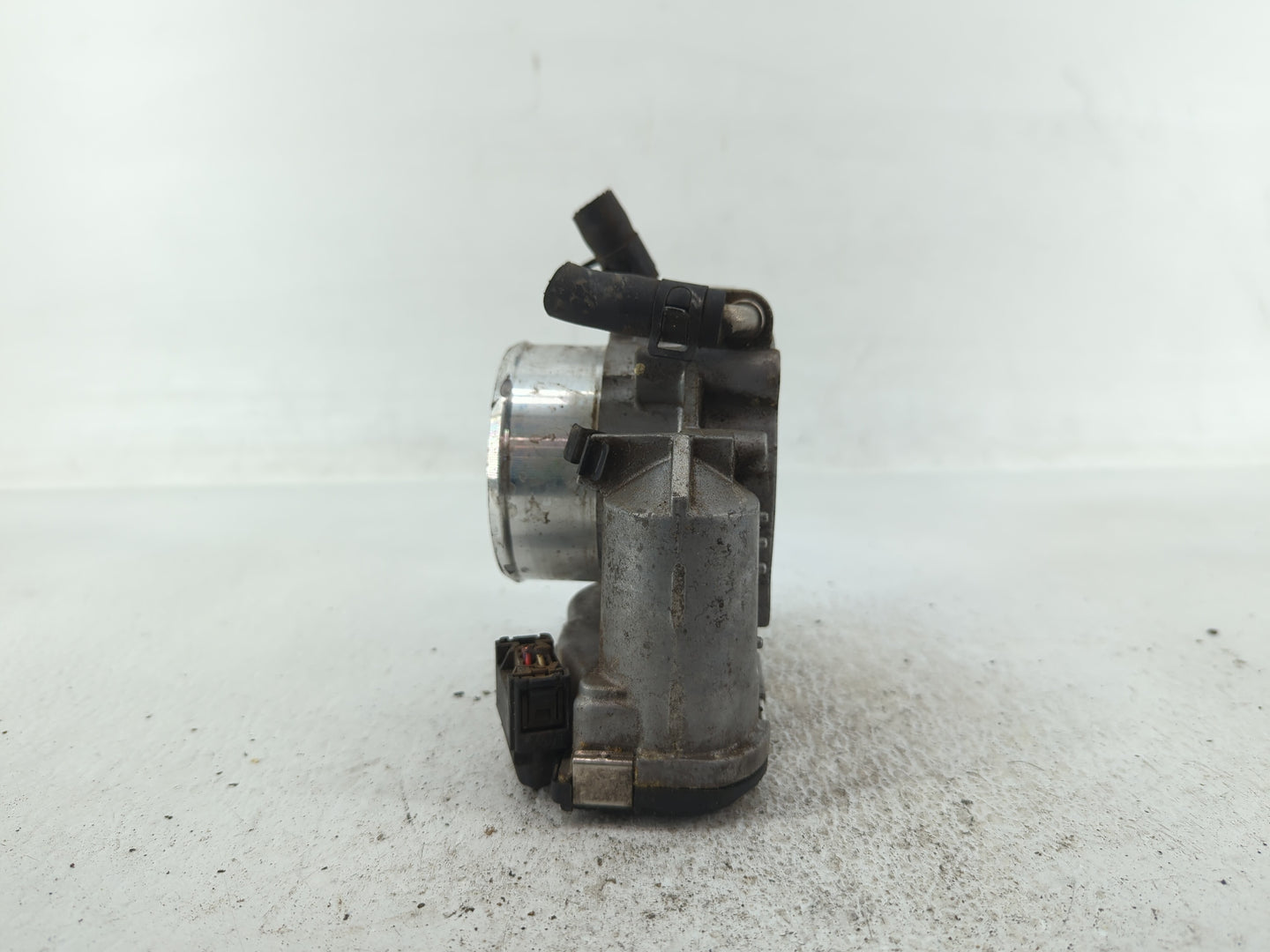 2012-2015 Kia Sorento Throttle Body P/N:35100-2G700 Fits Fits 2011 2012 2013 2014 2015 2016 OEM Used Auto Parts - Oemusedaut