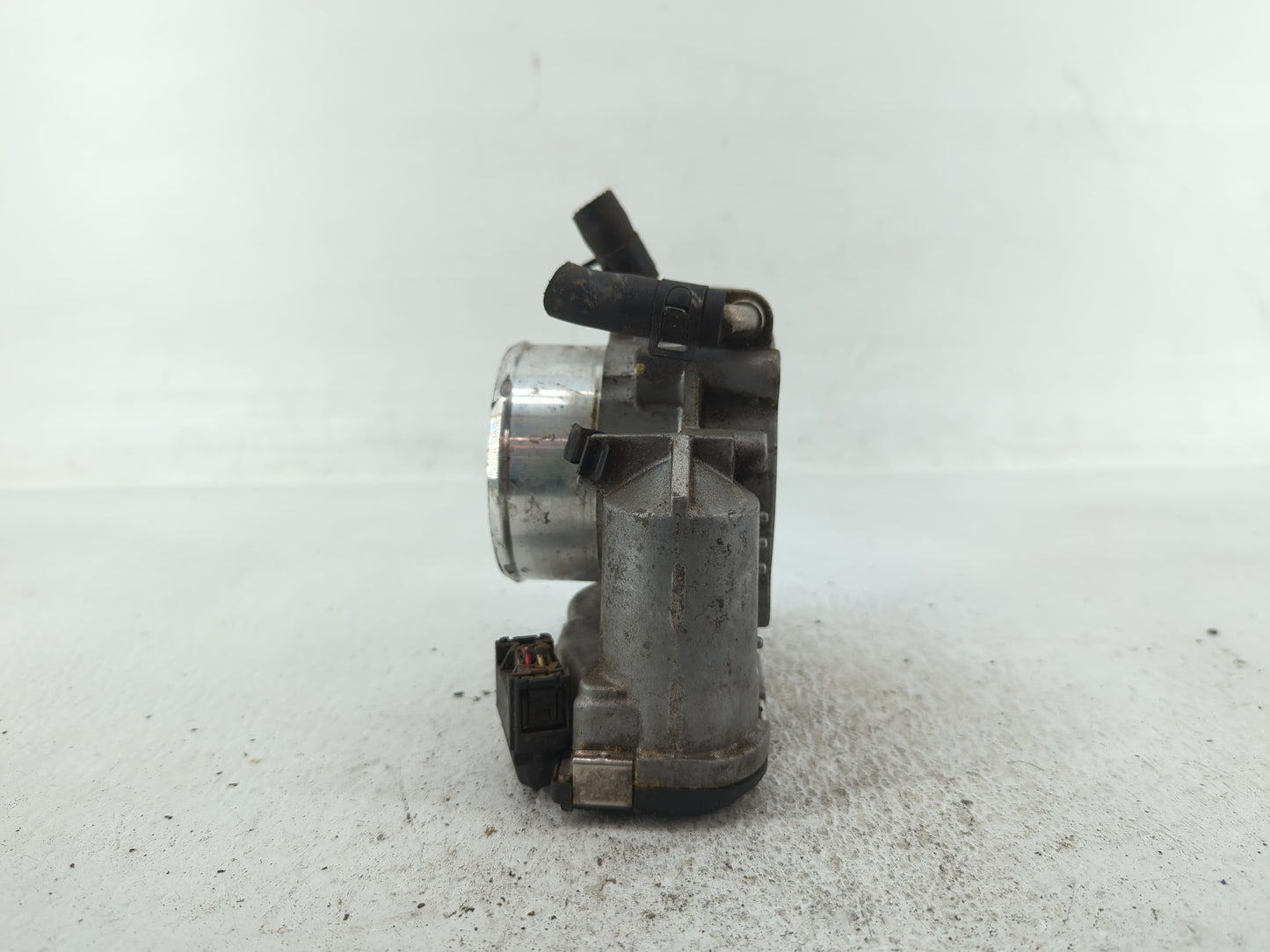 2012-2015 Kia Sorento Throttle Body P/N:35100-2G700 Fits Fits 2011 2012 2013 2014 2015 2016 OEM Used Auto Parts - Oemusedaut