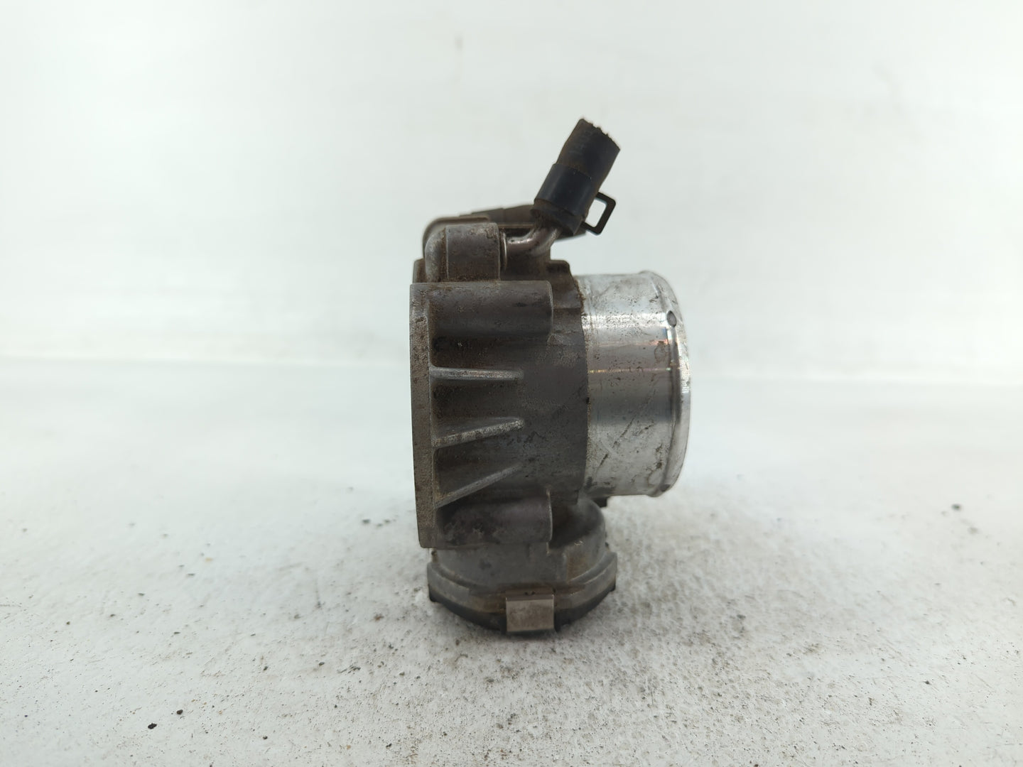 2012-2015 Kia Sorento Throttle Body P/N:35100-2G700 Fits Fits 2011 2012 2013 2014 2015 2016 OEM Used Auto Parts - Oemusedaut