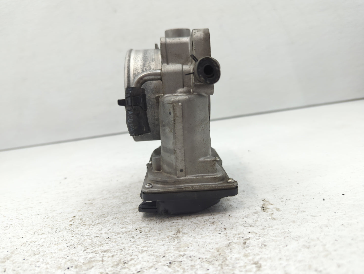 2014-2018 Kia Sorento Throttle Body P/N:35100-3CAA0 Fits Fits 2012 2013 2014 2015 2016 2017 2018 OEM Used Auto Parts - Oemus