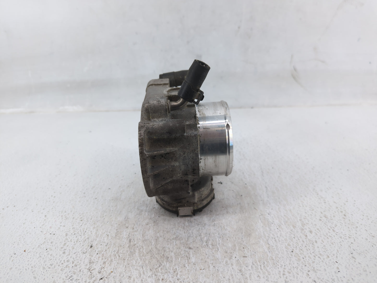 2012-2015 Kia Sorento Throttle Body P/N:35100-2G700 Fits Fits 2011 2012 2013 2014 2015 2016 OEM Used Auto Parts - Oemusedaut